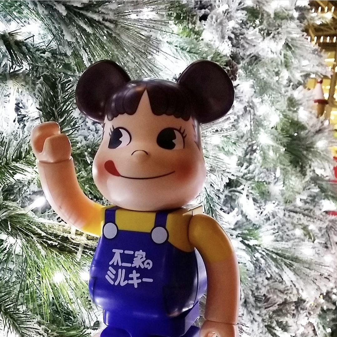 Bearbrick Fujiya Milky 65th Anniversary Peko-Chan 400% 착용 스타일