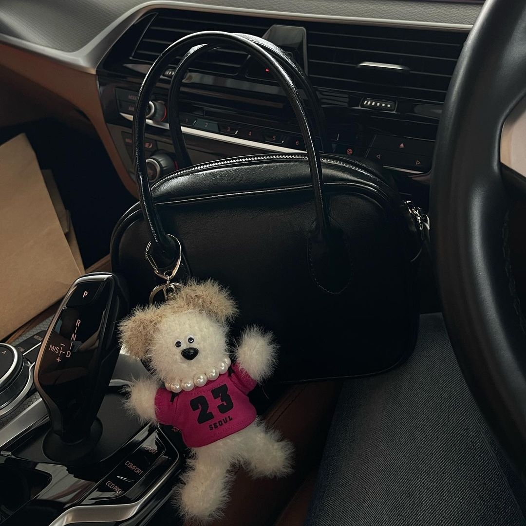 Nieeh Women Square Bag Mini Black, Margesherwood Wood Keyring with T-Shirt White Pink 착용 스타일