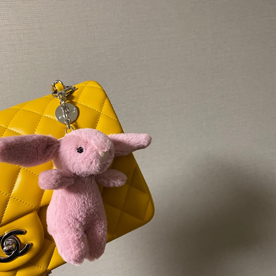 Jellycat Bashful Bunny Bag Charm Tulip 착용 스타일 - 1