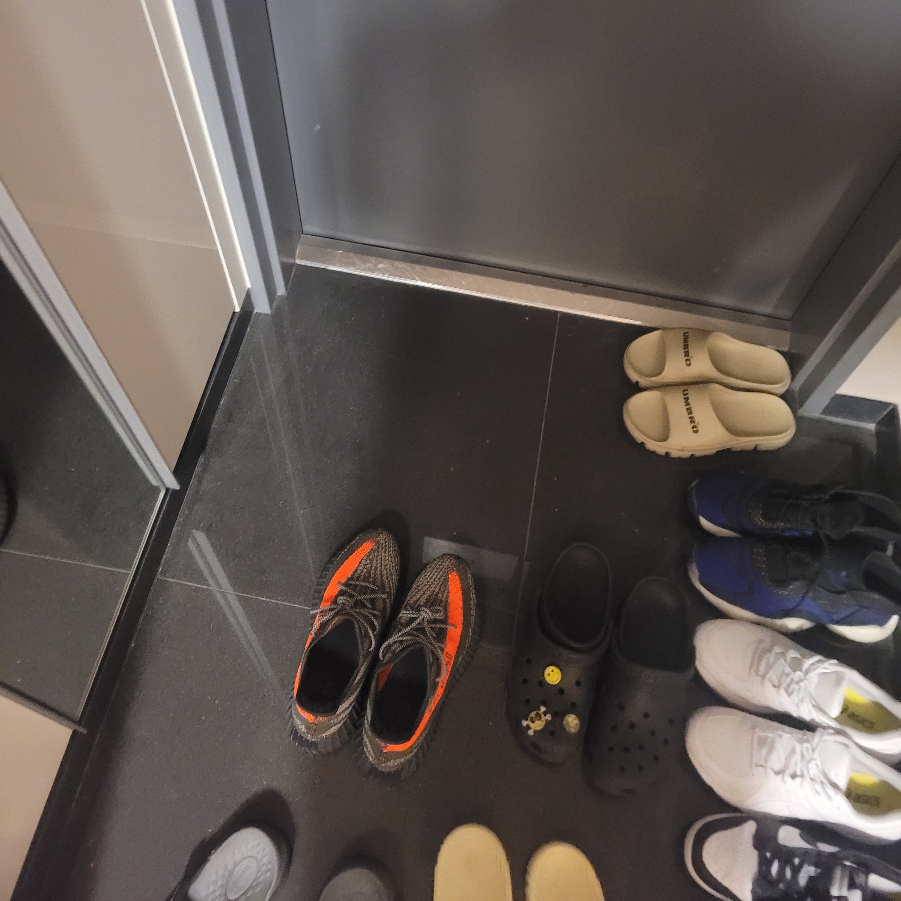 Adidas Yeezy Boost 350 V2 Carbon Beluga 착용 스타일