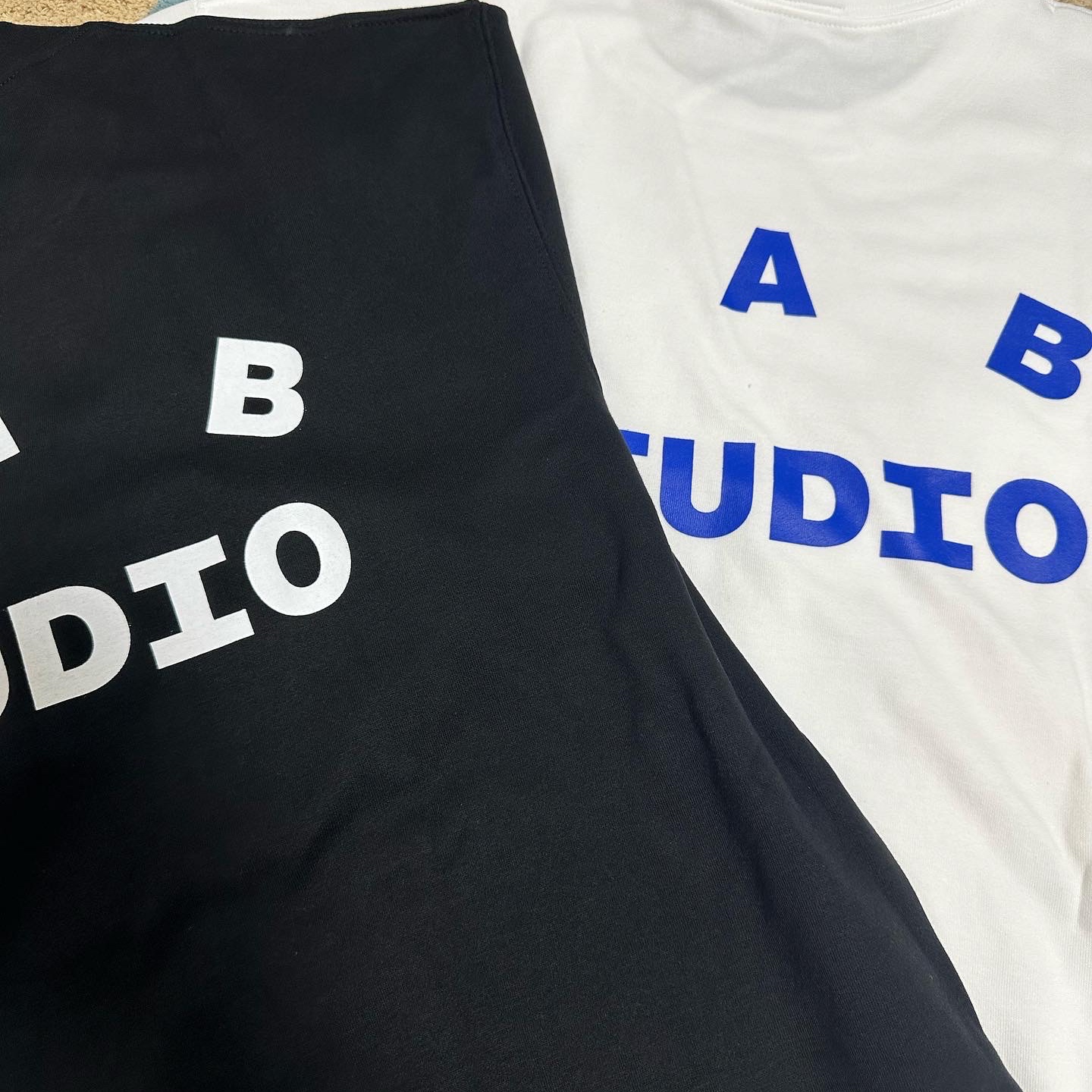 IAB Studio 10th Anniversary T-Shirts Pack White & Black (2 Pack) 착용 스타일 - 1