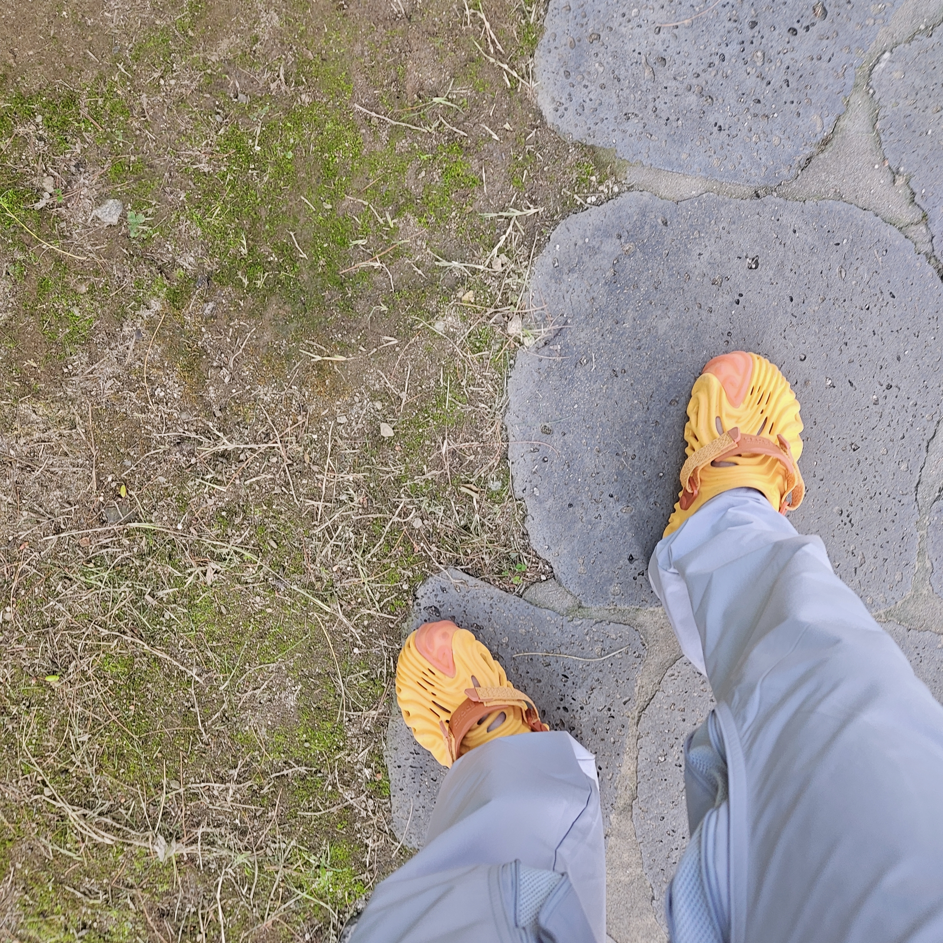 Crocs x Salehe Bembury Pollex Clog Cobbler, Sansan Gear Vent Pants Grey - 23SS 착용 스타일
