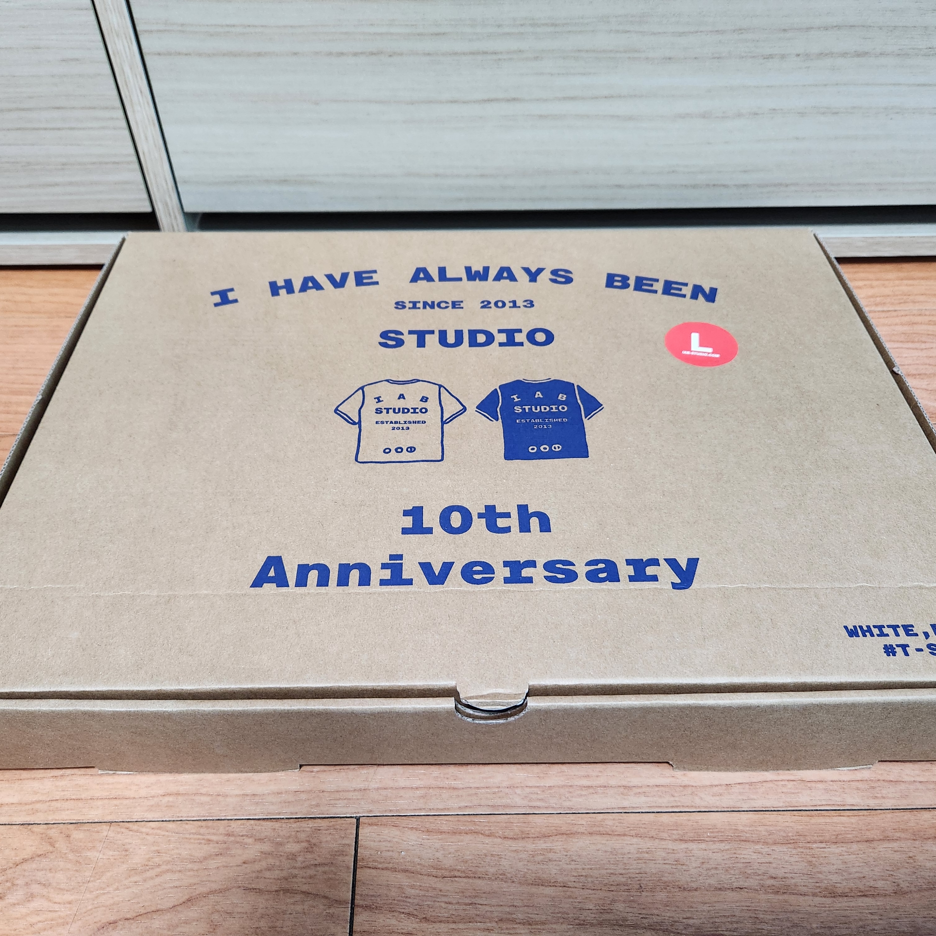 IAB Studio 10th Anniversary T-Shirts Pack White & Black (2 Pack) 착용 스타일 - 1