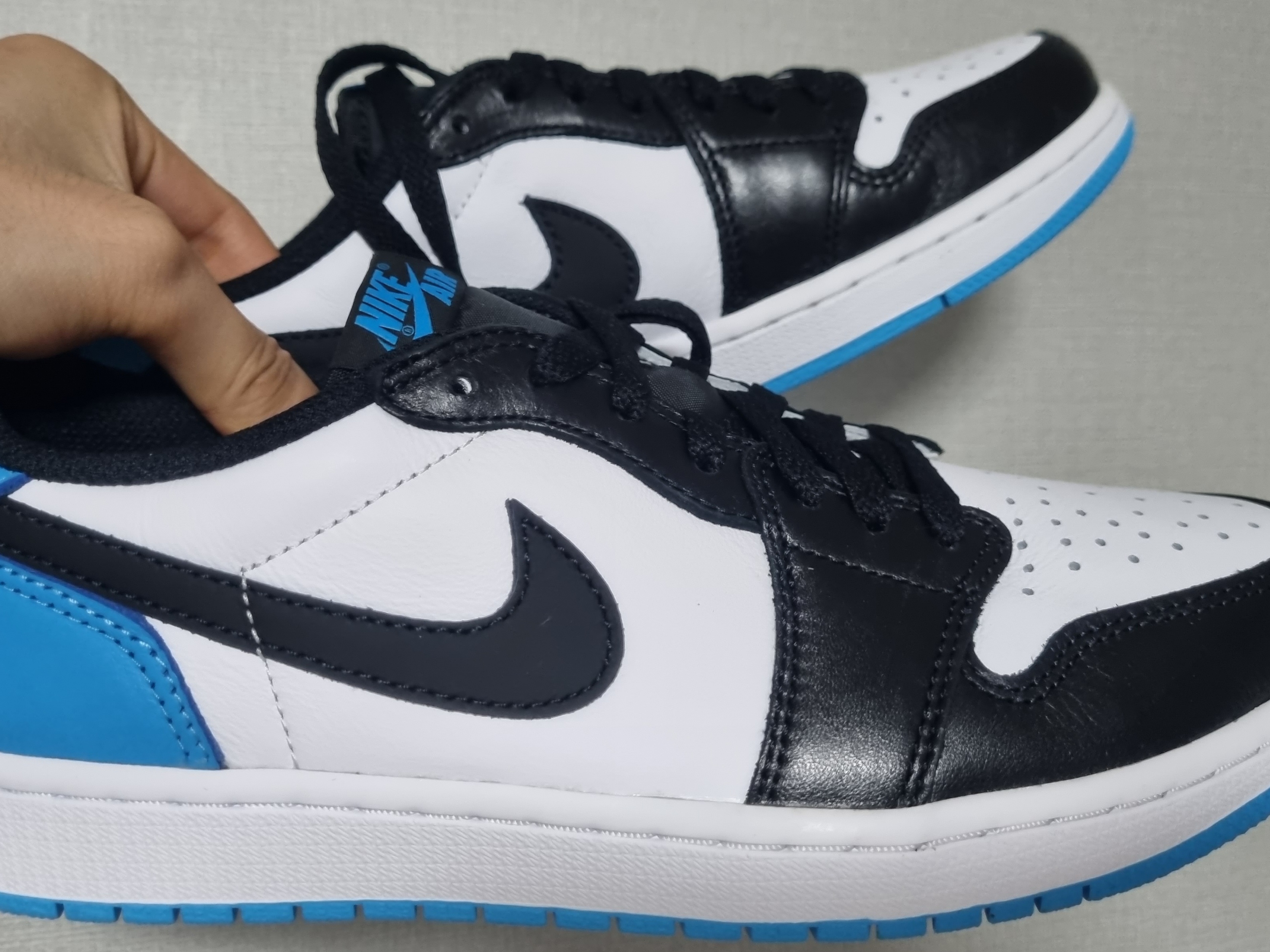 Jordan 1 Retro Low OG Black and Dark Powder Blue 착용 스타일 - 2
