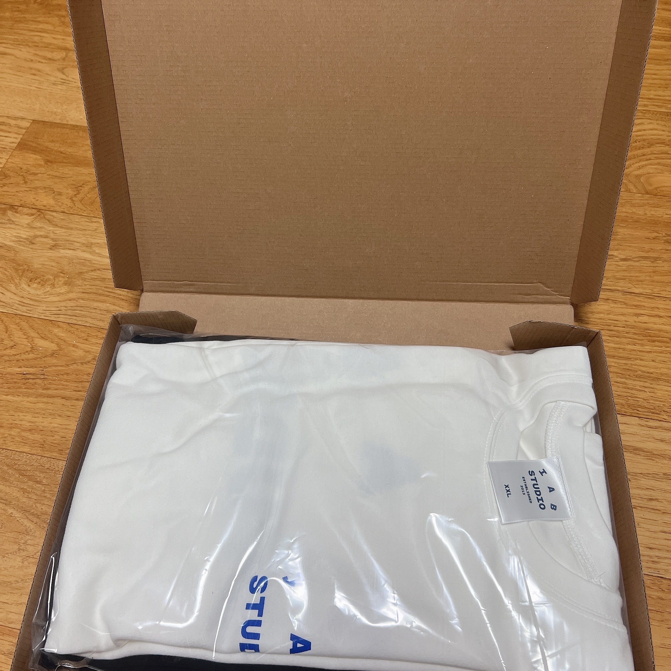 IAB Studio 10th Anniversary T-Shirts Pack White & Black (2 Pack) 착용 스타일 - 3