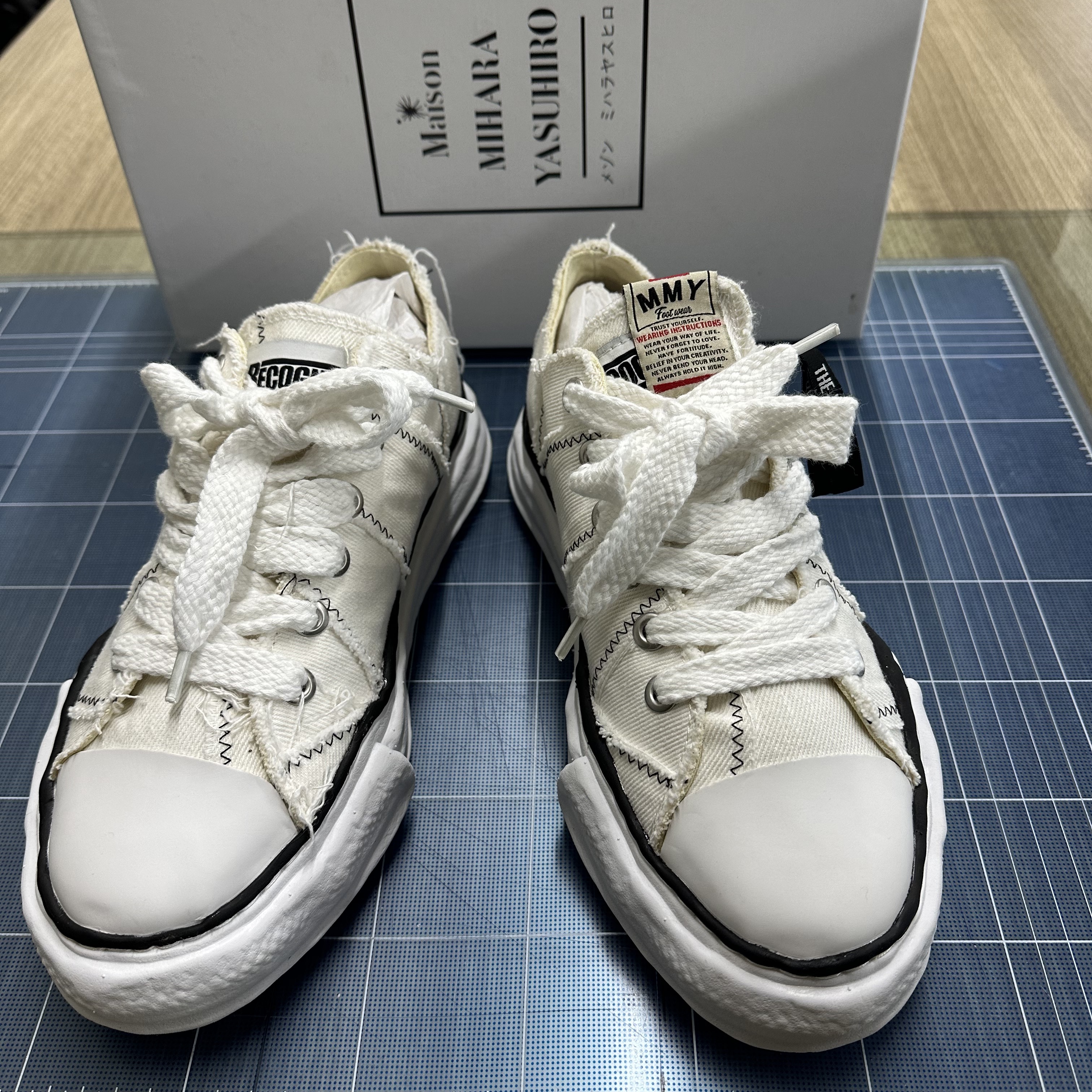 Maison Mihara Yasuhiro x Recognize x Bow Wow Peterson OG Sole Canvas Low-top Sneakers White 착용 스타일 - 2