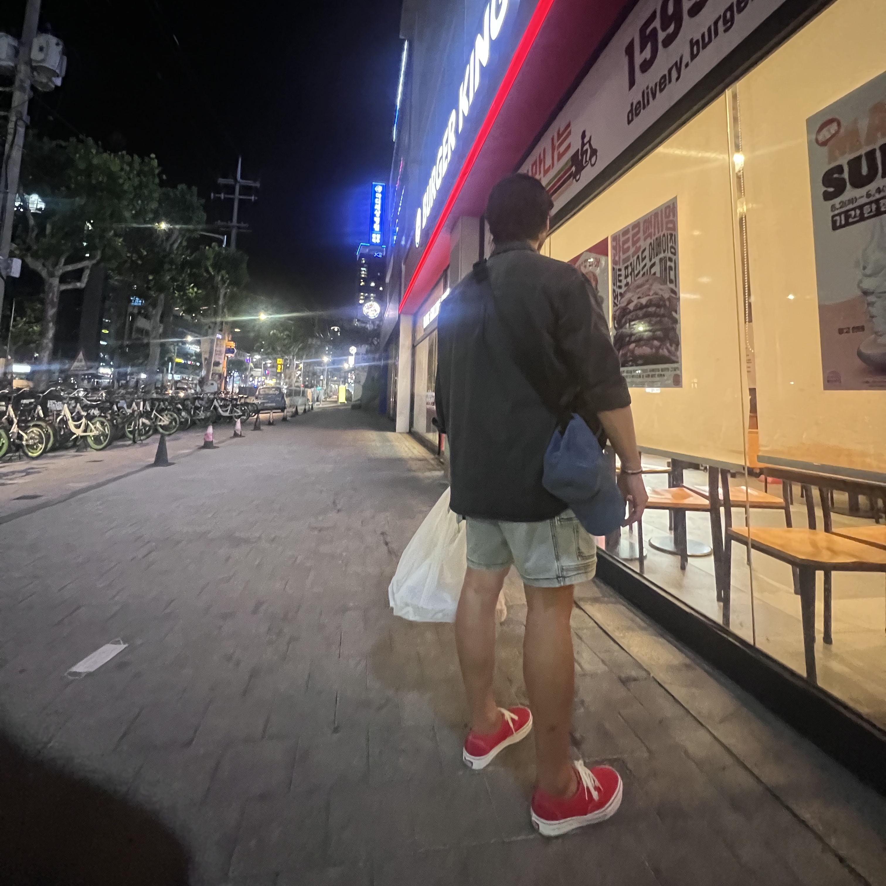 우영미 블랙 자수 로고 볼캡 블루 데님 - 22FW 착용 스타일