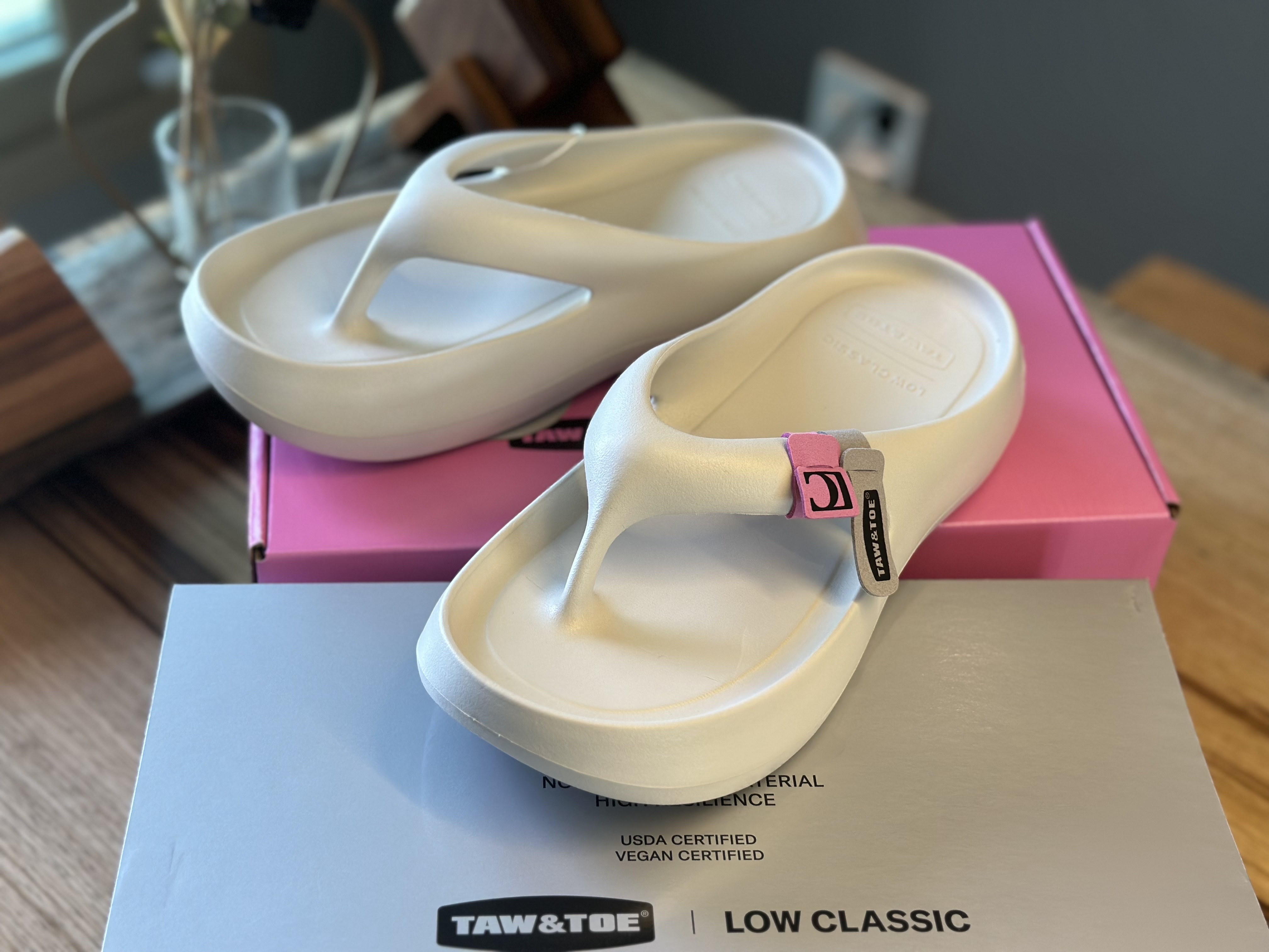 Taw&Toe x Low Classic Platform Flip Flop Cream 착용 스타일 - 2