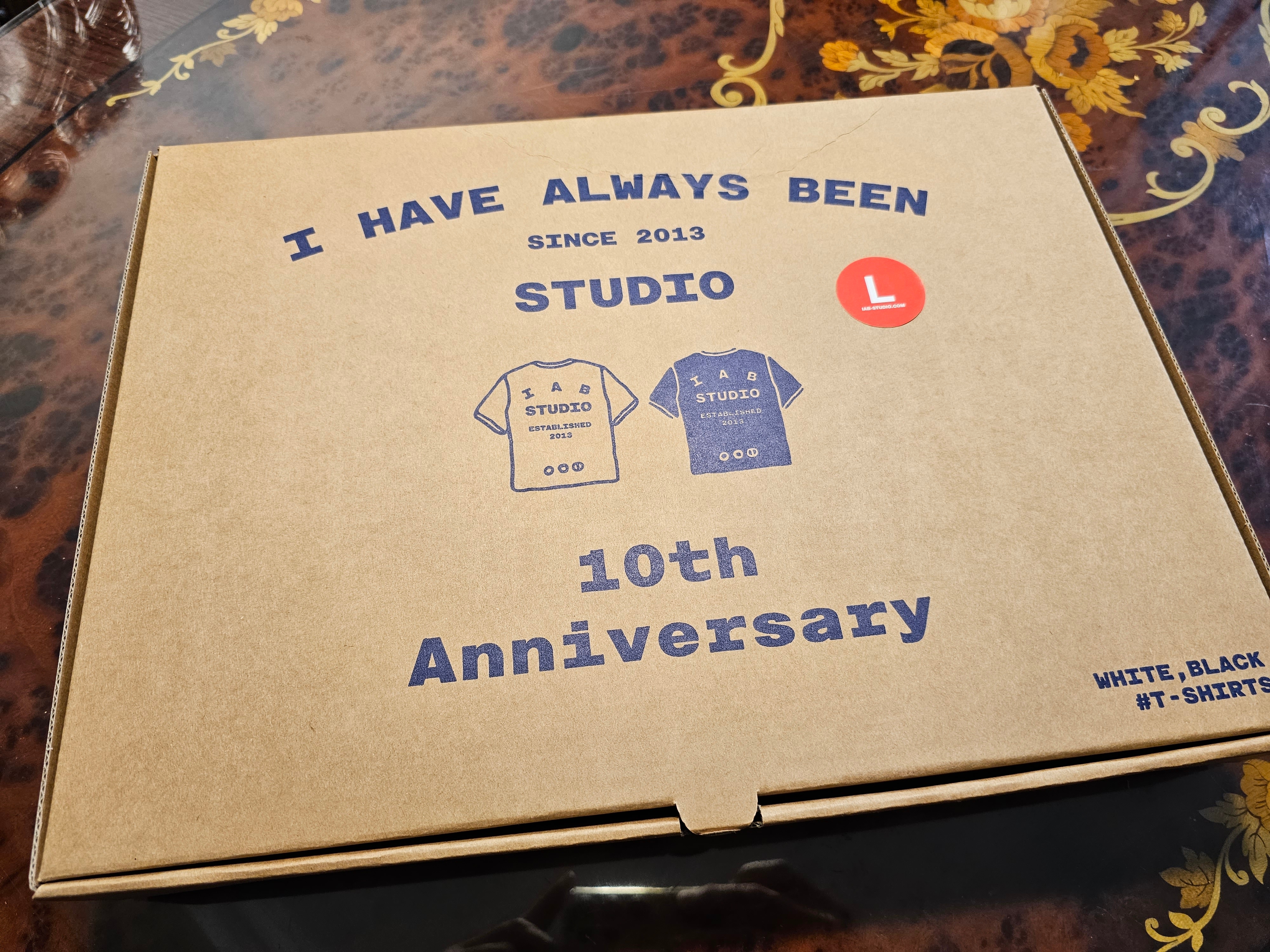 IAB Studio 10th Anniversary T-Shirts Pack White & Black (2 Pack) 착용 스타일 - 1