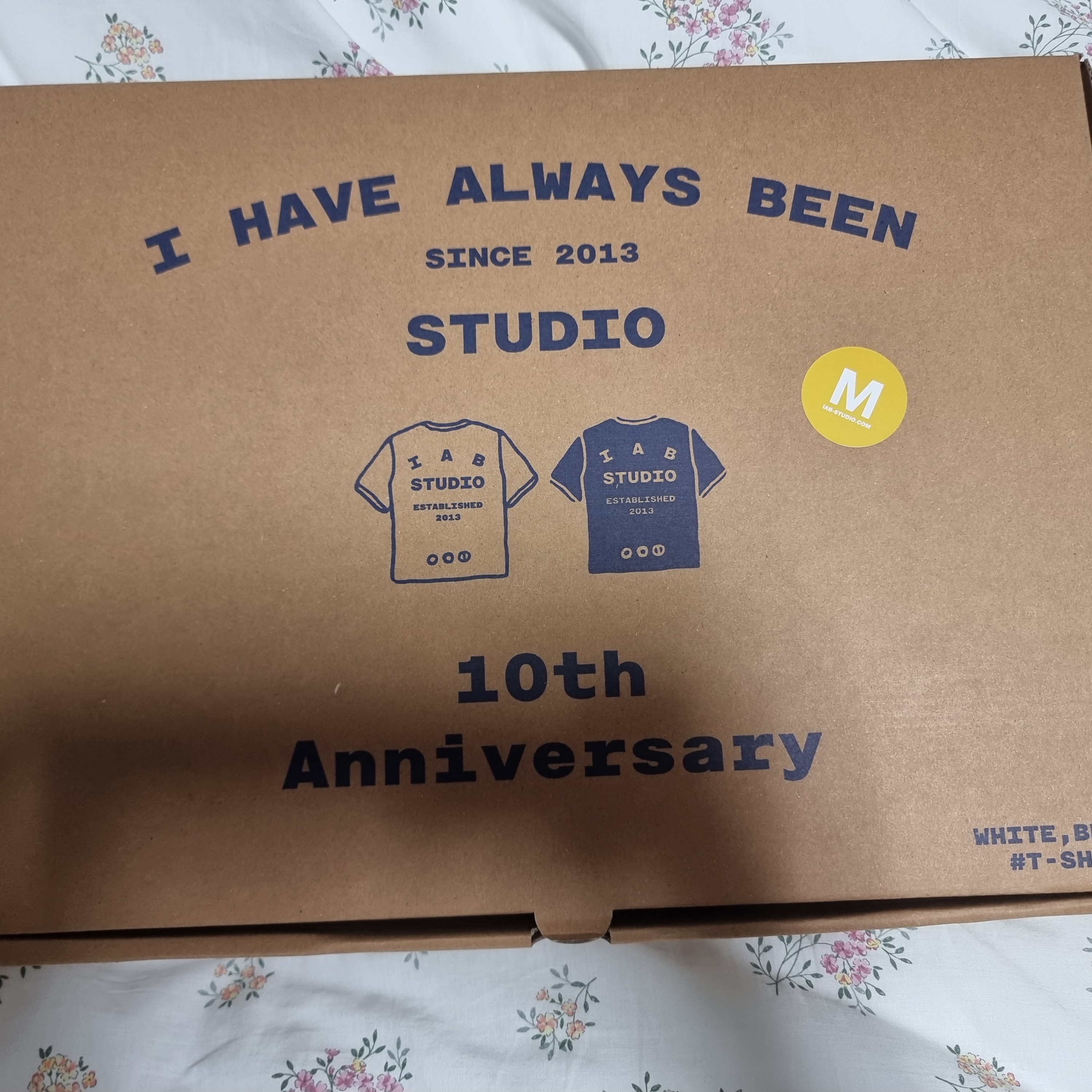 IAB Studio 10th Anniversary T-Shirts Pack White & Black (2 Pack) 착용 스타일 - 1