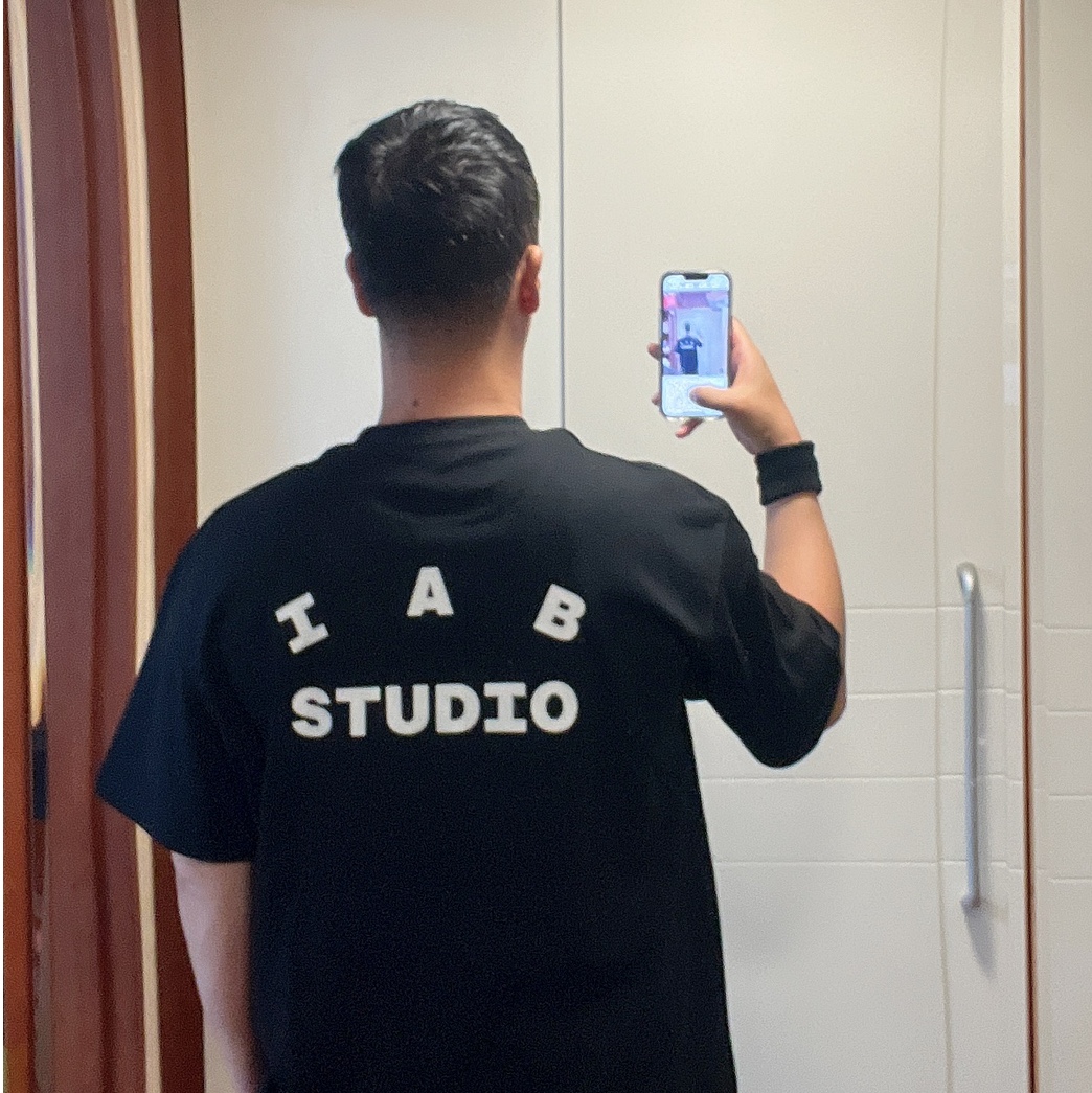 IAB Studio 10th Anniversary T-Shirts Pack White & Black (2 Pack) 착용 스타일 - 5