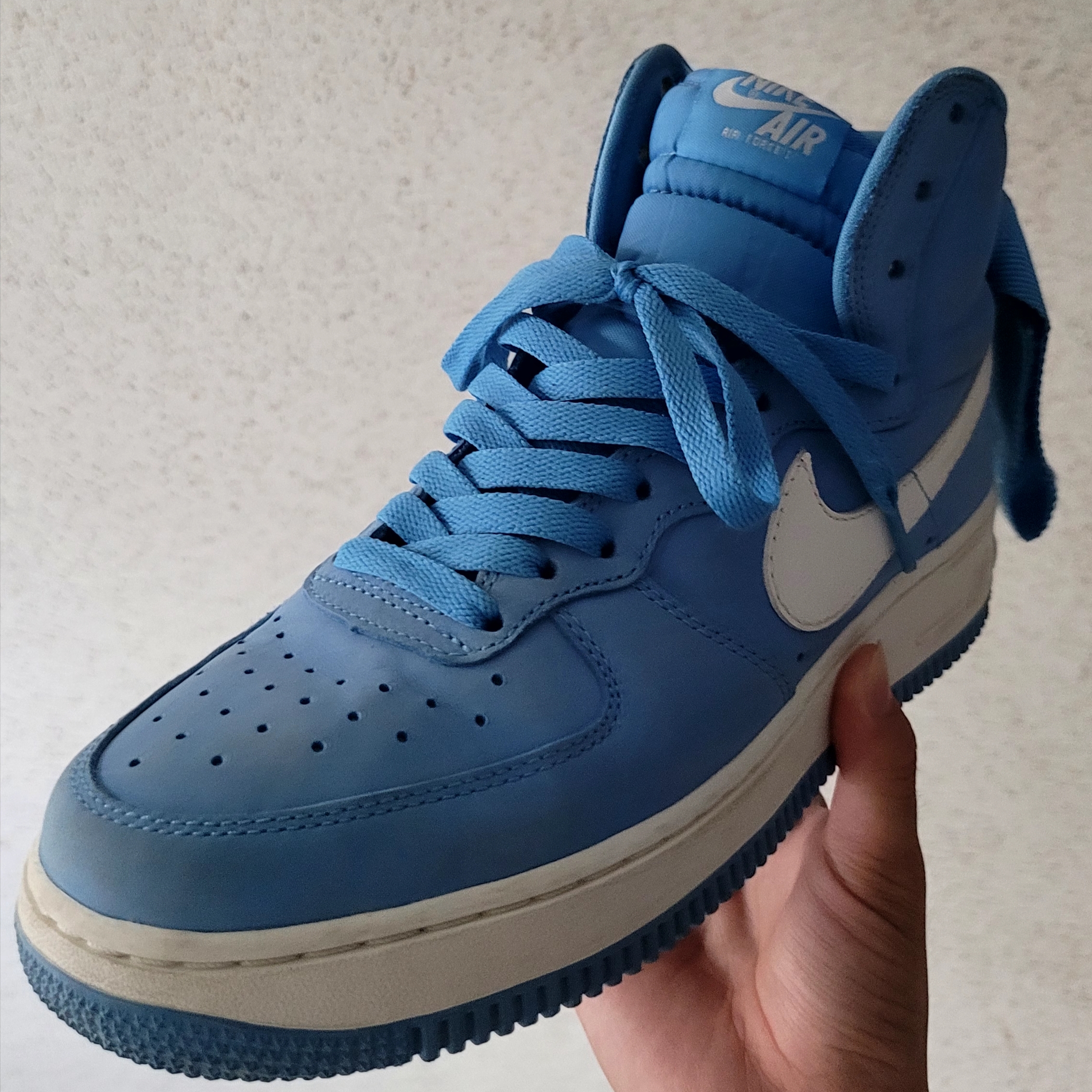 Nike Air Force 1 Hi Retro QS University Blue 착용 스타일