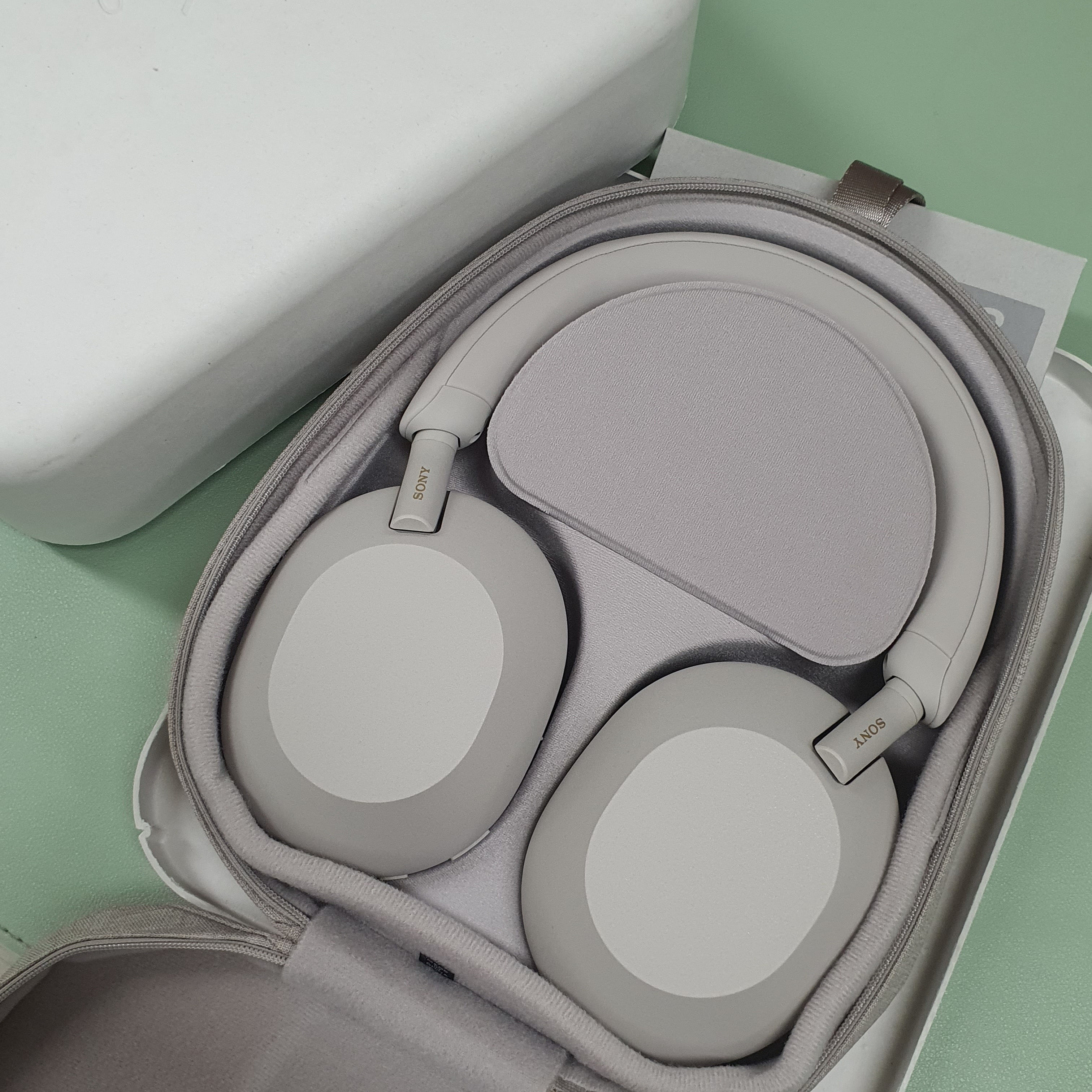 Sony WH-1000XM5 Silver (Korean Ver.) 착용 스타일