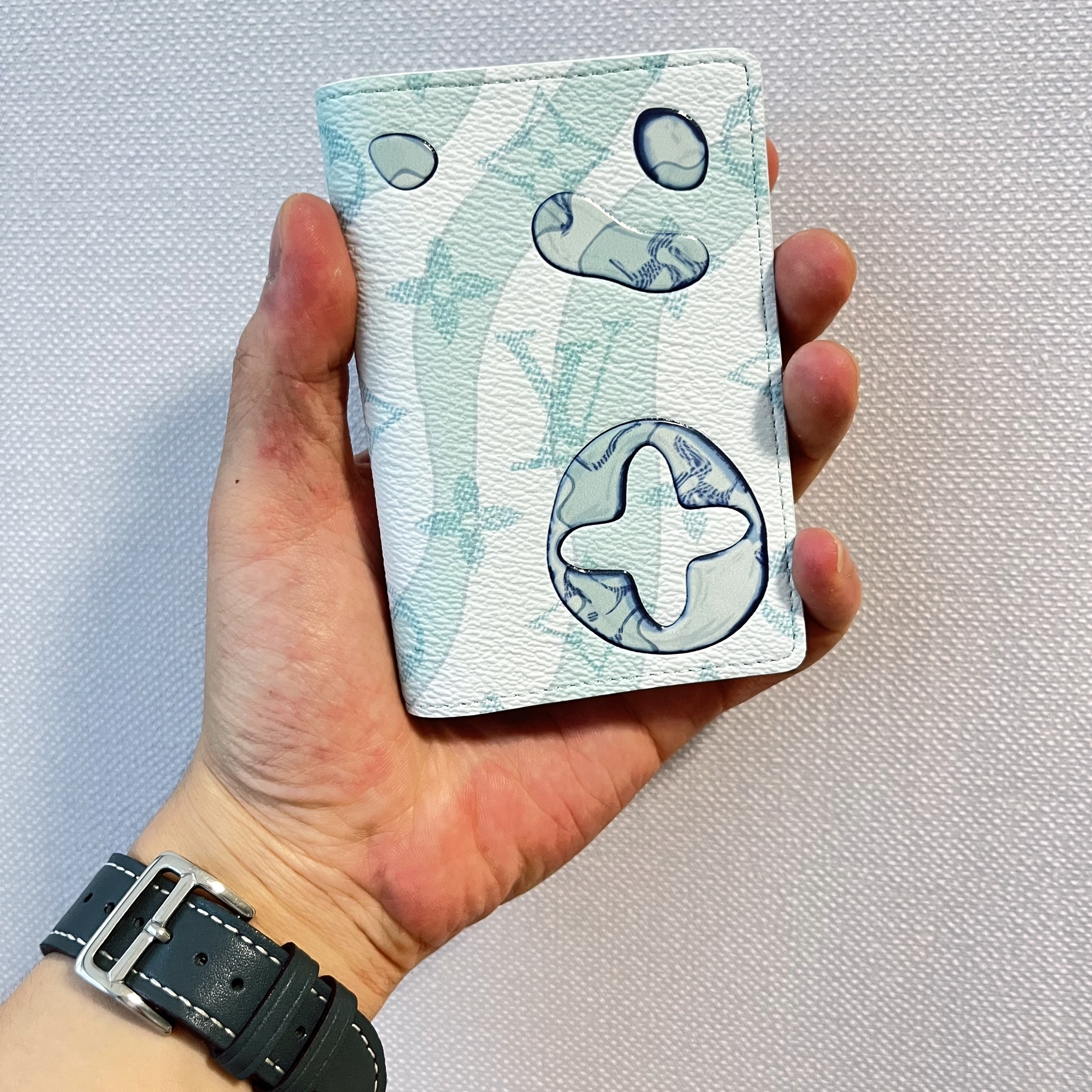 Louis Vuitton Pocket Organizer Monogram Aquagarden Crystal Blue 착용 스타일 - 1
