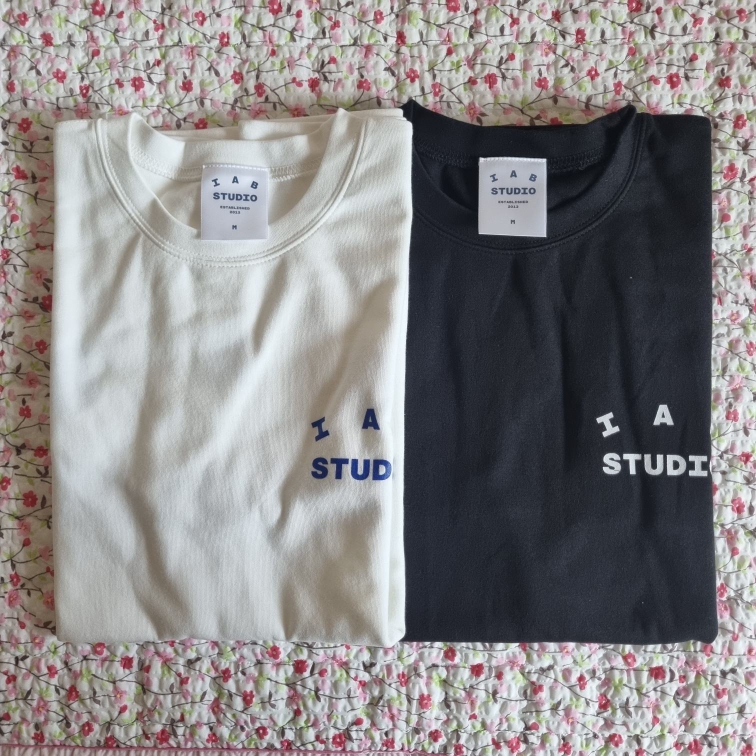 IAB Studio 10th Anniversary T-Shirts Pack White & Black (2 Pack) 착용 스타일 - 2