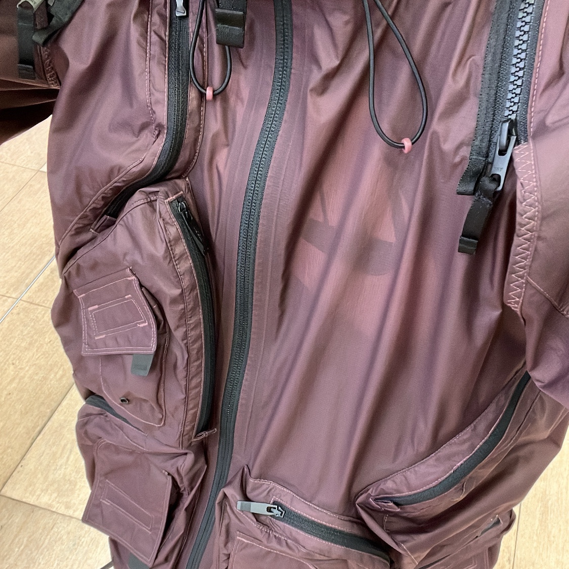 Nike x Drake Nocta NRG LR Track Jacket Dark Wine (DR2618-646) 착용 스타일 - 3