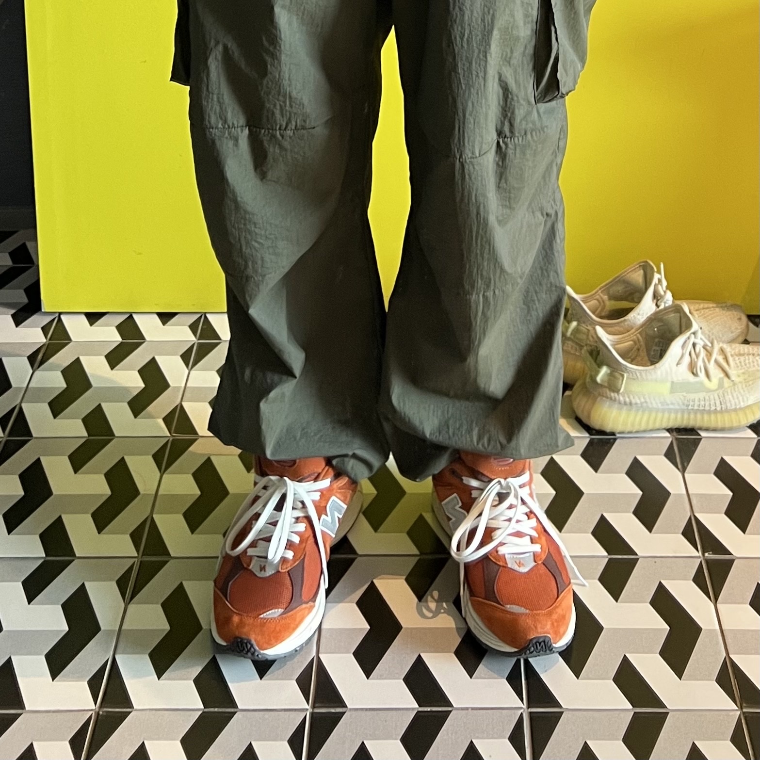 New Balance 2002R Rust Oxide 착용 스타일 - 1