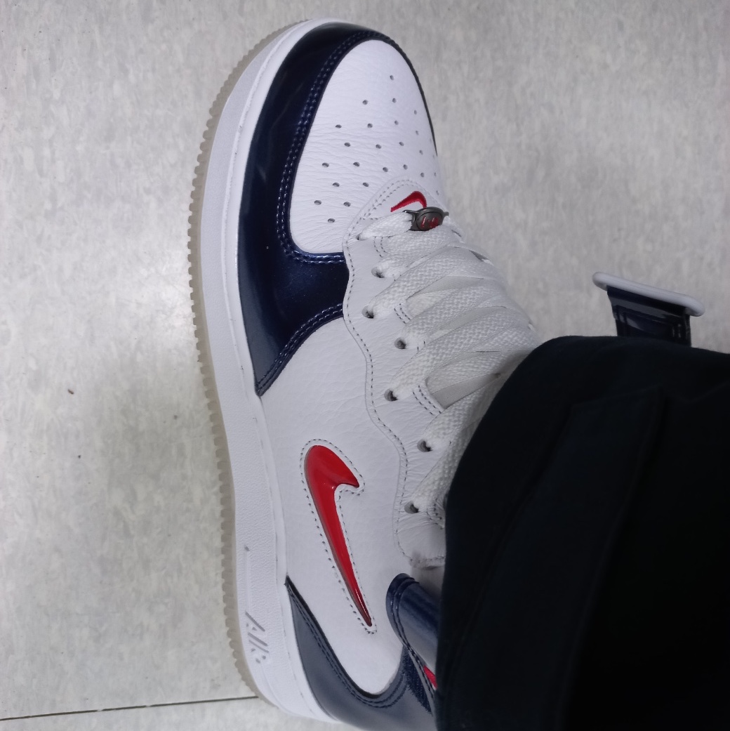Nike Air Force 1 Mid QS University Red and Midnight Navy 착용 스타일 - 2
