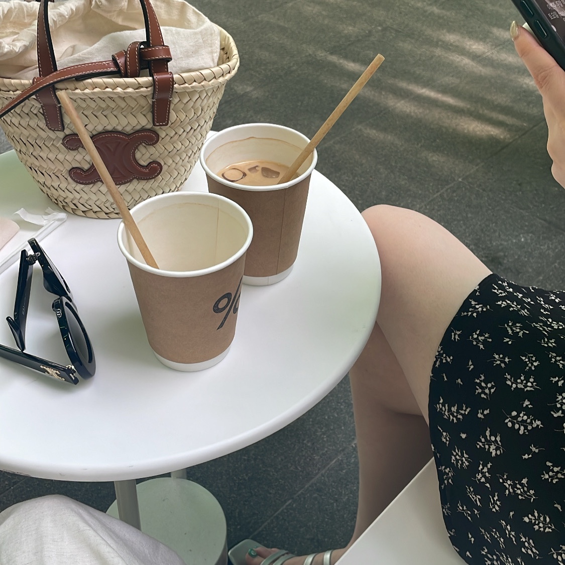 Celine Nano Triomphe Celine Classic Panier in Palm Leaves and Calfskin Tan, (W) Celine Triomphe 01 Sunglasses in Acetate Black 착용 스타일