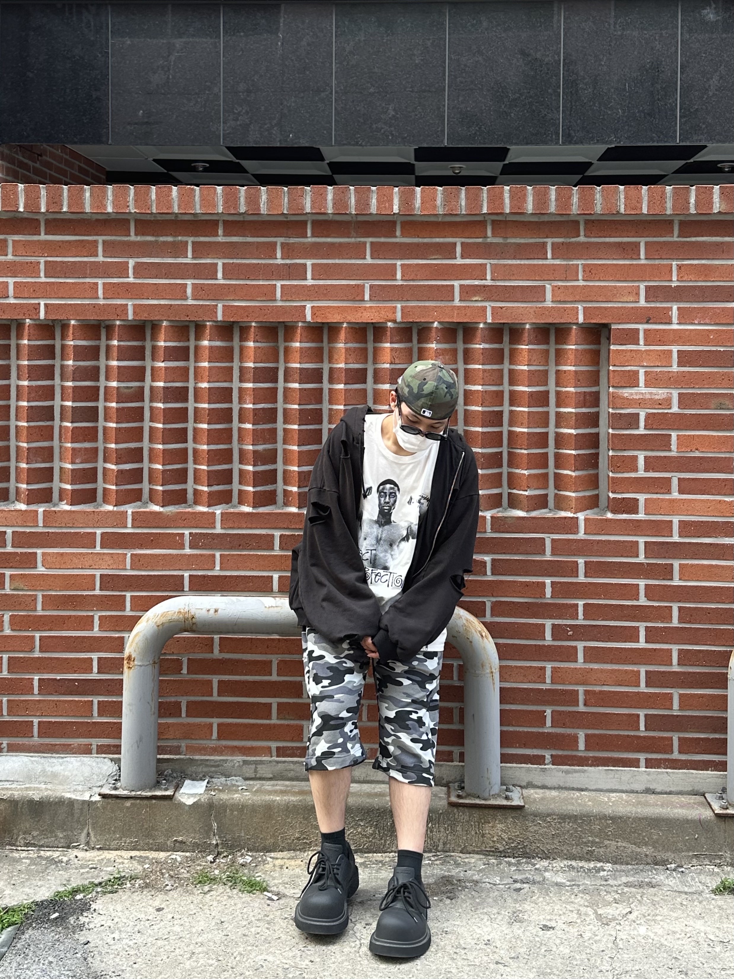 Stussy x Martine Rose Stand Firm Pigment Dyed T-Shirt Natural, Project G/R Distressed Layer Zip Hoodie Faded Black 착용 스타일 - 2