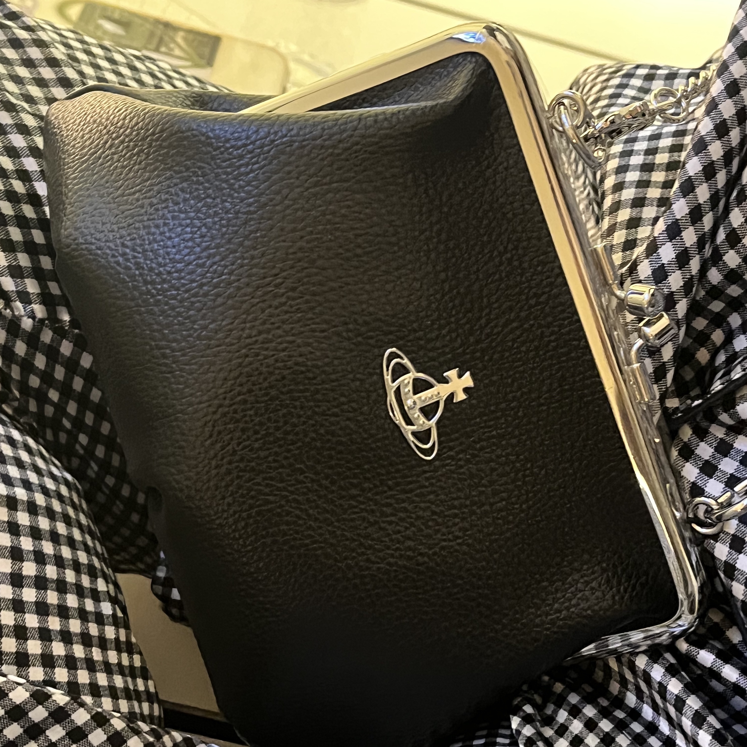 Vivienne Westwood Vegan Leather Granny Frame Purse Black 착용 스타일