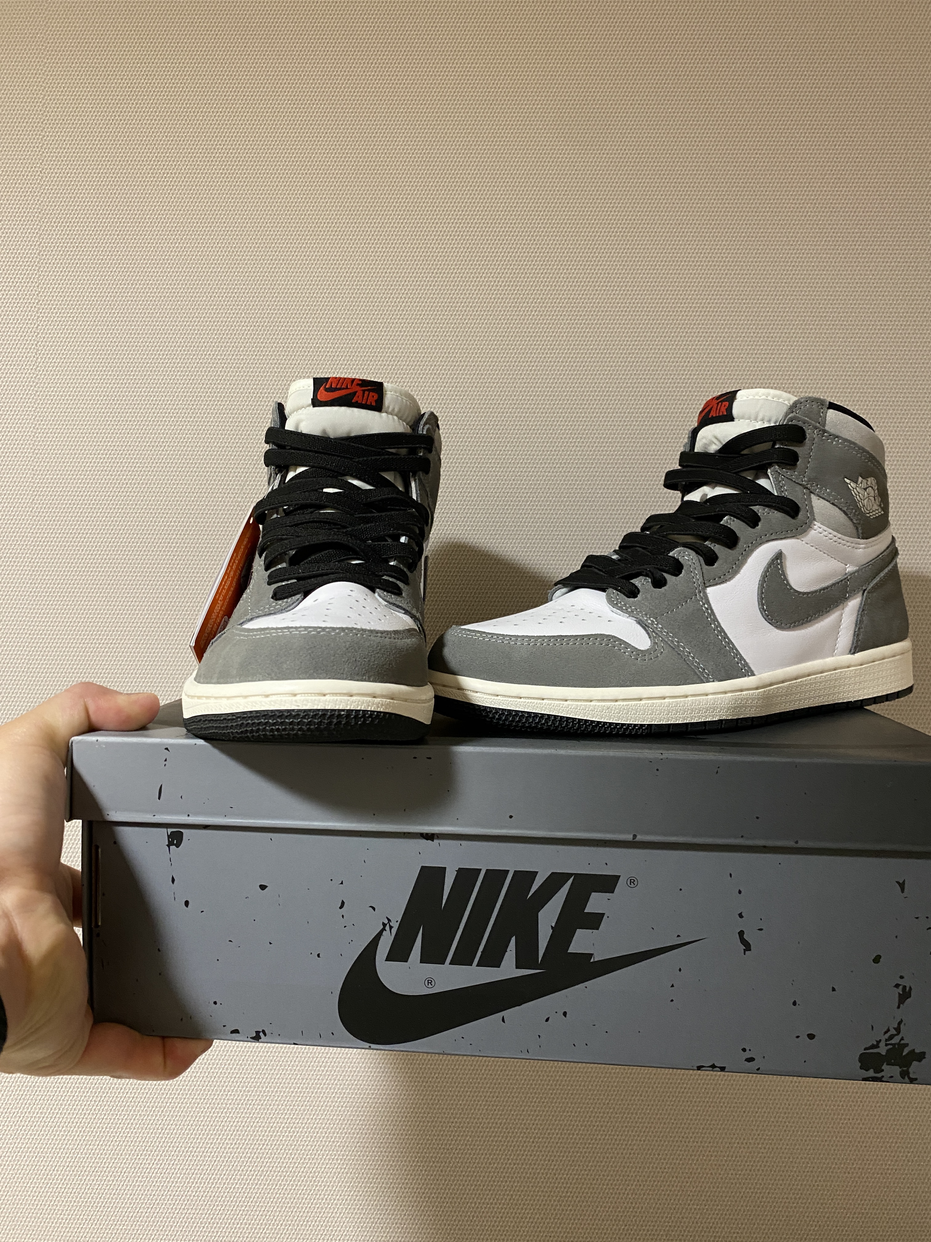 Jordan 1 Retro High OG Black and Smoke Grey 착용 스타일 - 4