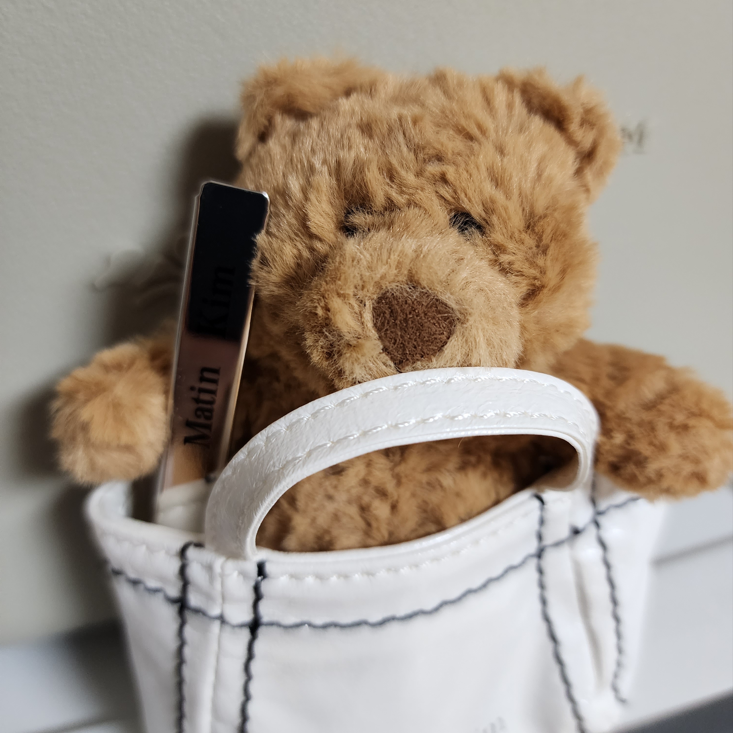 Jellycat Bartholomew Bear Bag Charm Brown 착용 스타일 - 3