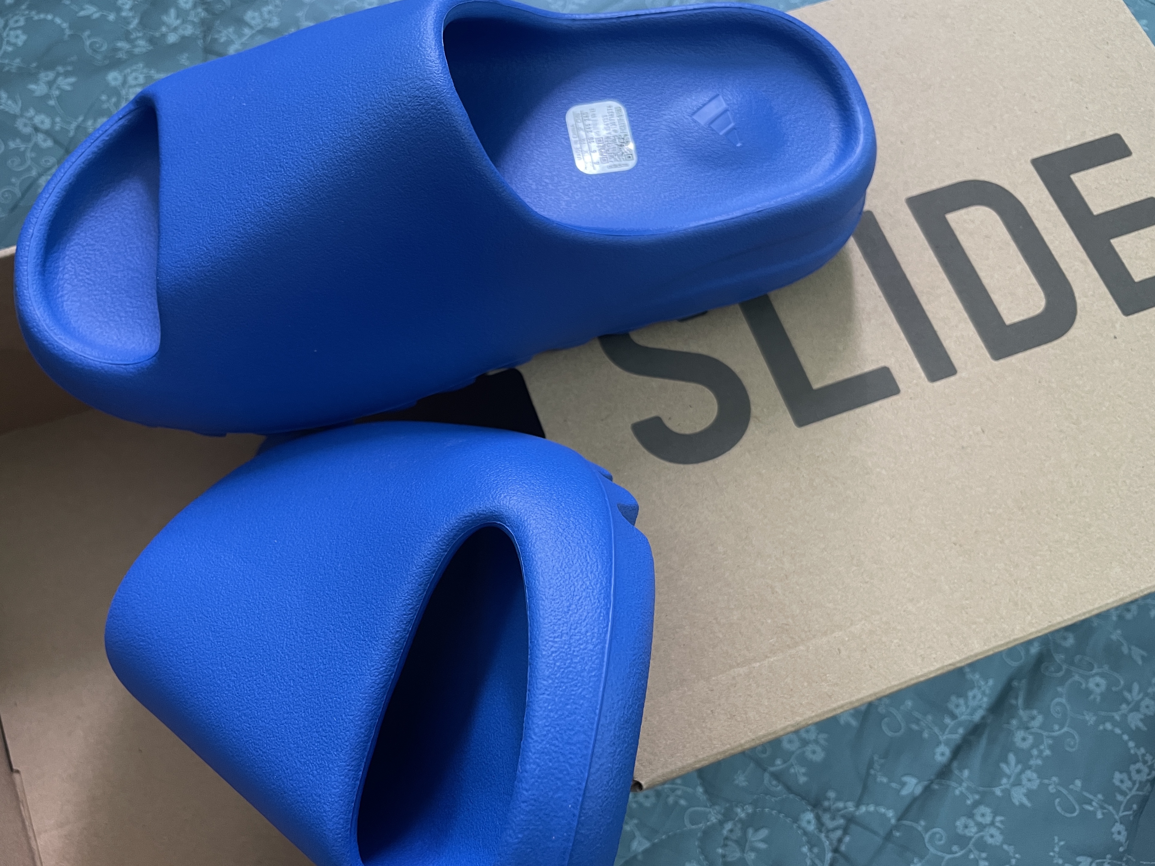 Adidas Yeezy Slide Azure 착용 스타일 - 1