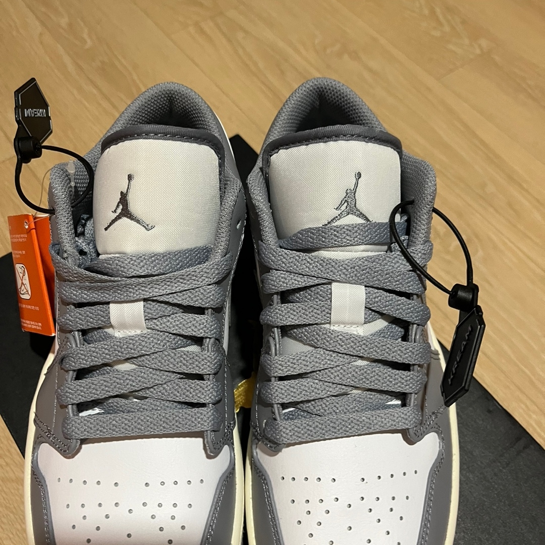 Jordan 1 Low Stealth and White 착용 스타일 - 4
