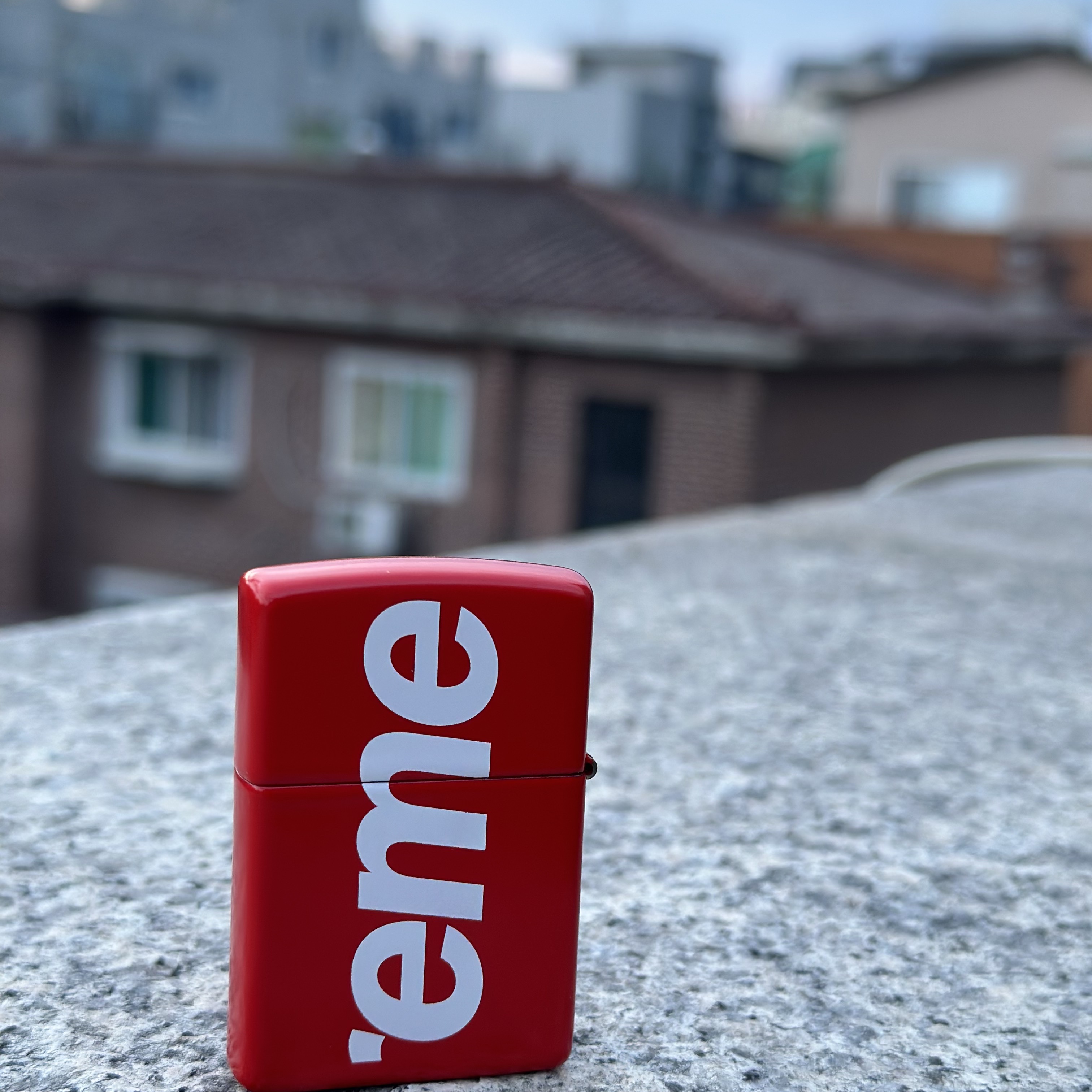 Supreme Logo Zippo Red 착용 스타일 - 2