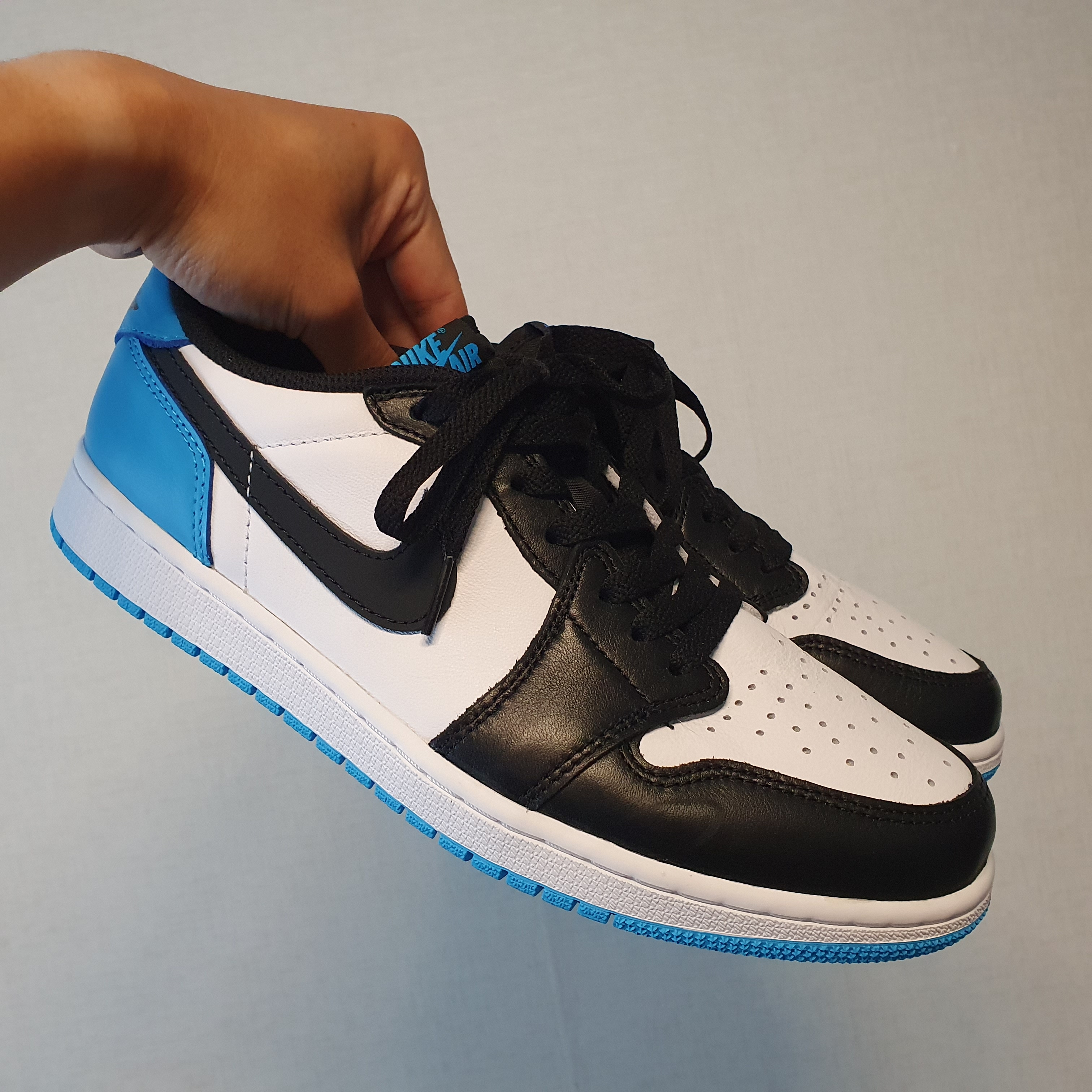Jordan 1 Retro Low OG Black and Dark Powder Blue 착용 스타일