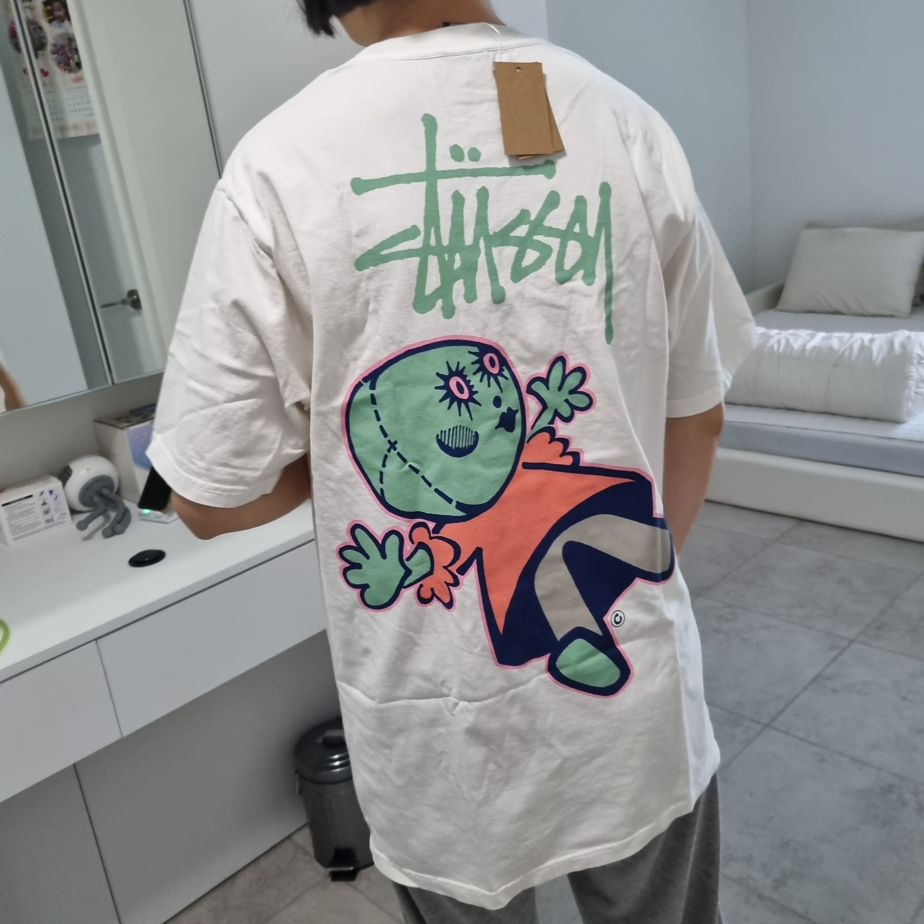 Stussy Dollie Pigment Dyed T-Shirt Natural 착용 스타일 - 2