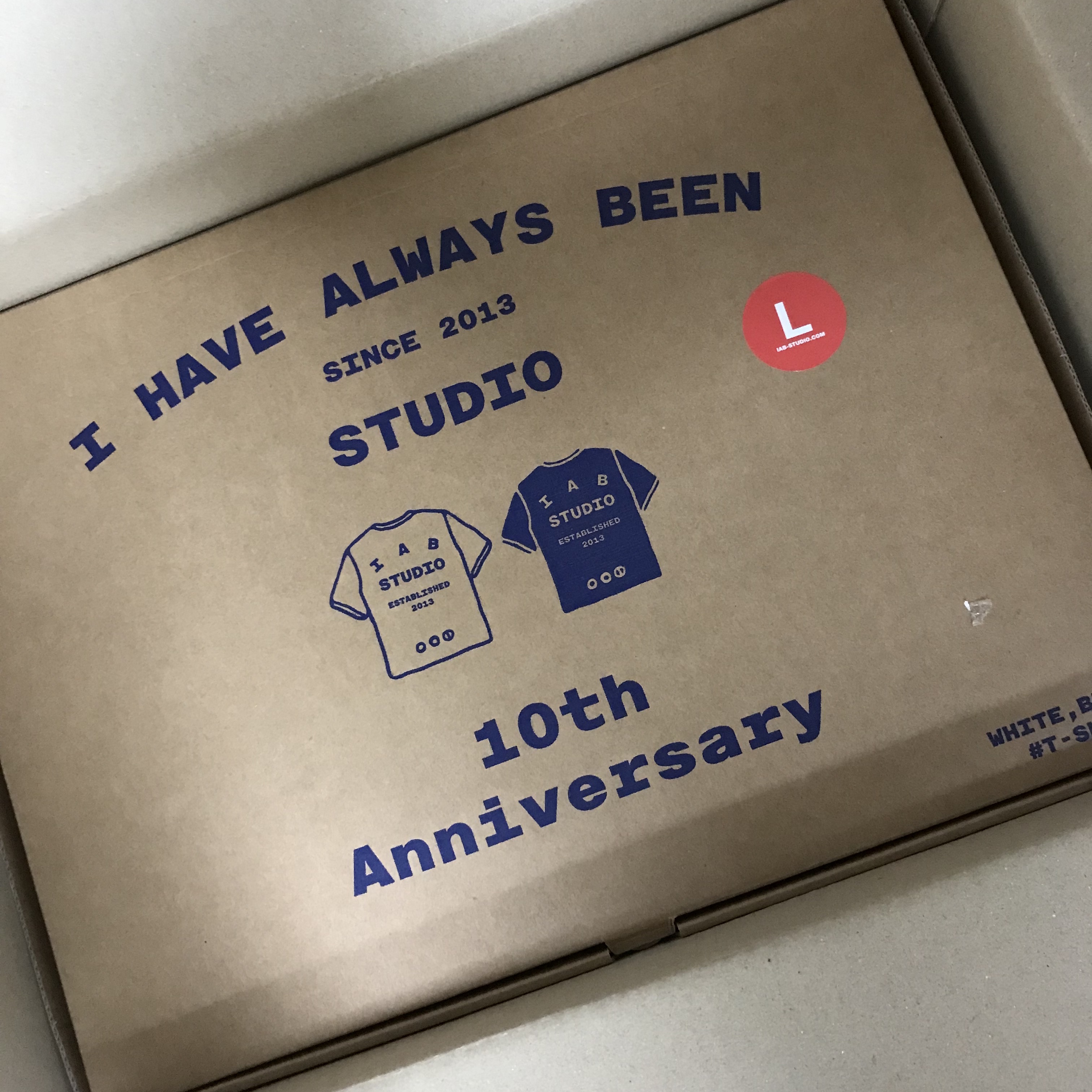 IAB Studio 10th Anniversary T-Shirts Pack White & Black (2 Pack) 착용 스타일