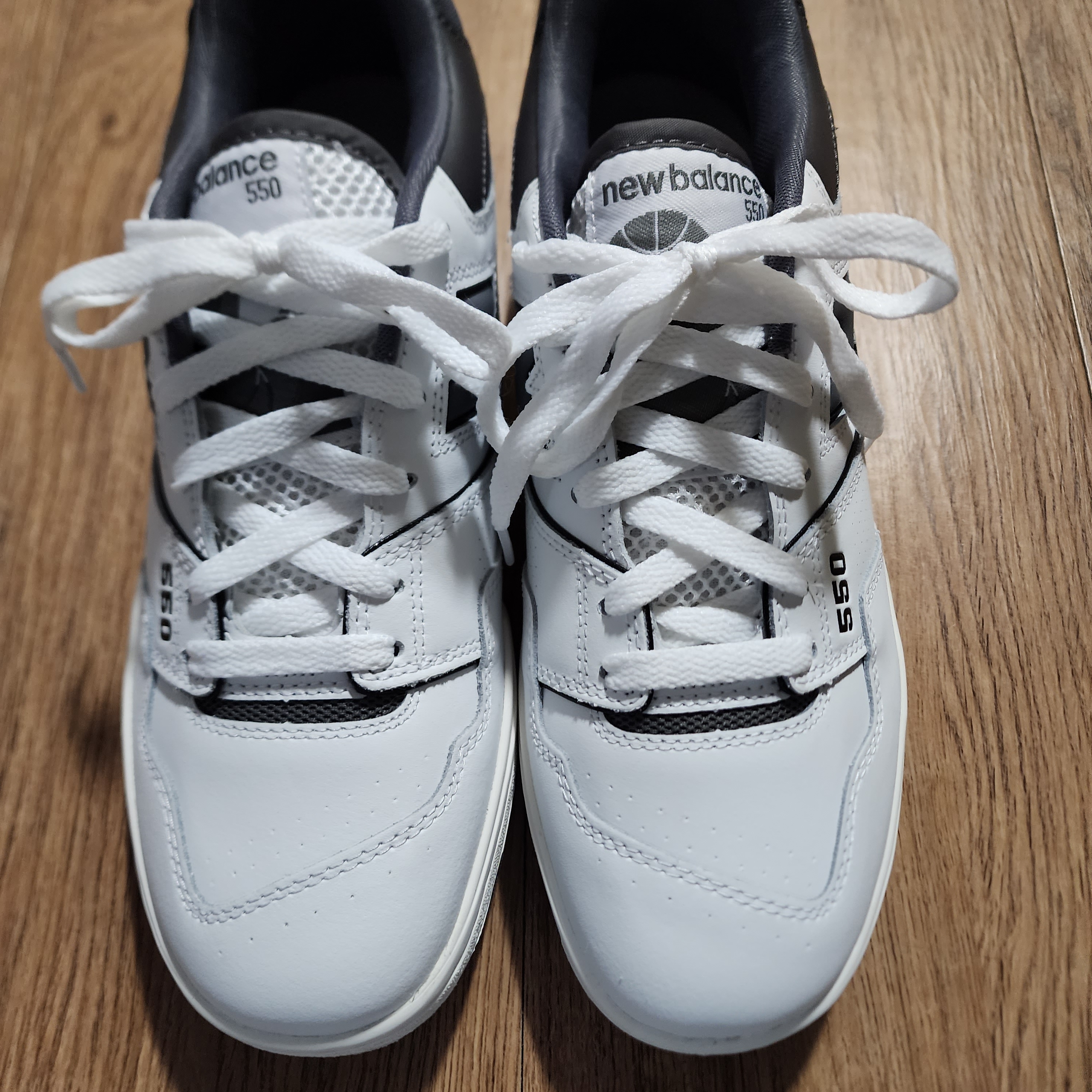 New Balance 550 White Grey Dark Grey - 2E Wide 착용 스타일 - 1