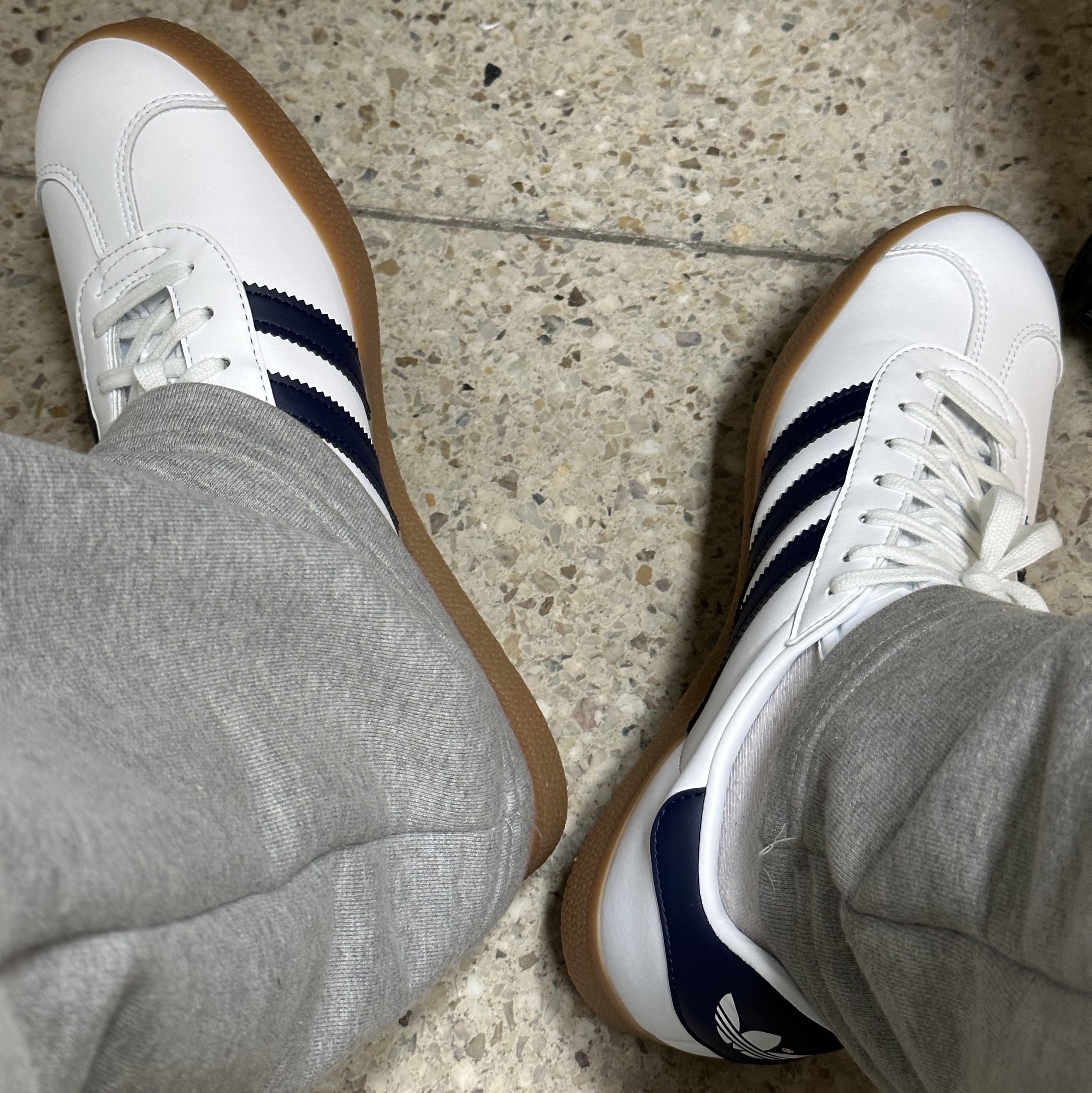 Adidas Gazelle White Collegiate Navy 착용 스타일