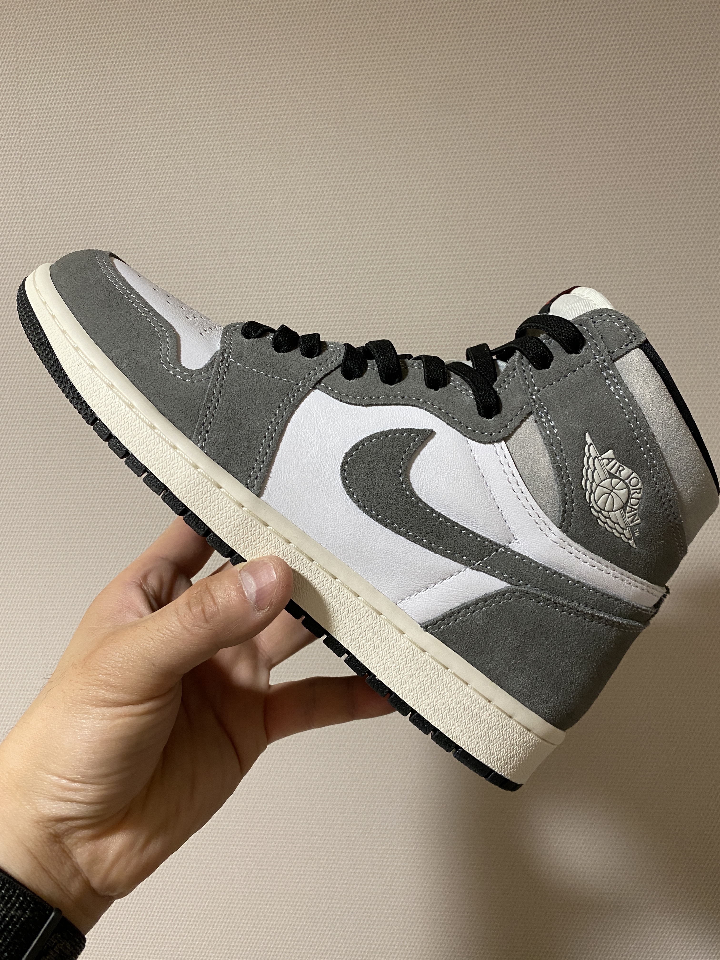 Jordan 1 Retro High OG Black and Smoke Grey 착용 스타일 - 1