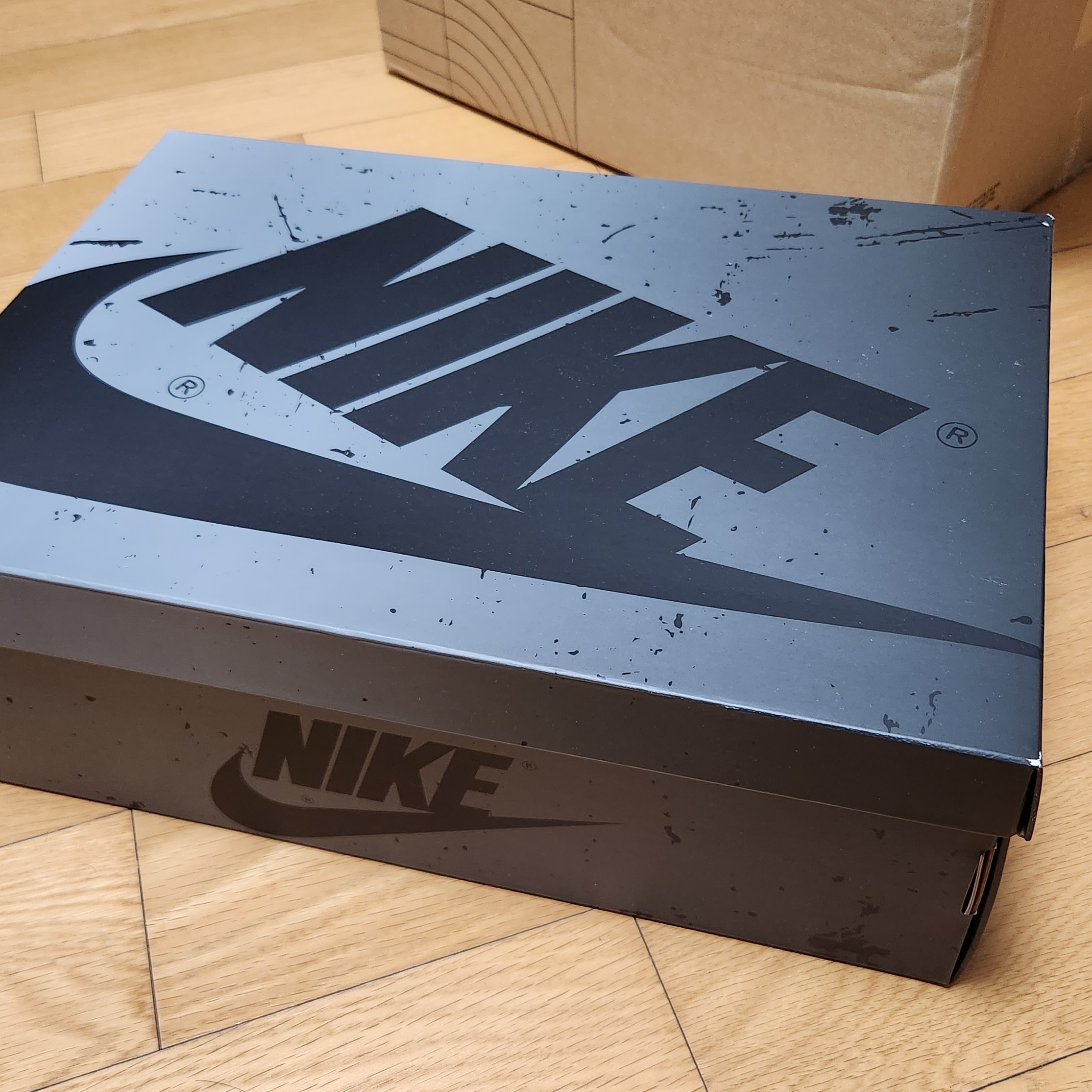 Jordan 1 Retro High OG Black and Smoke Grey 착용 스타일 - 1
