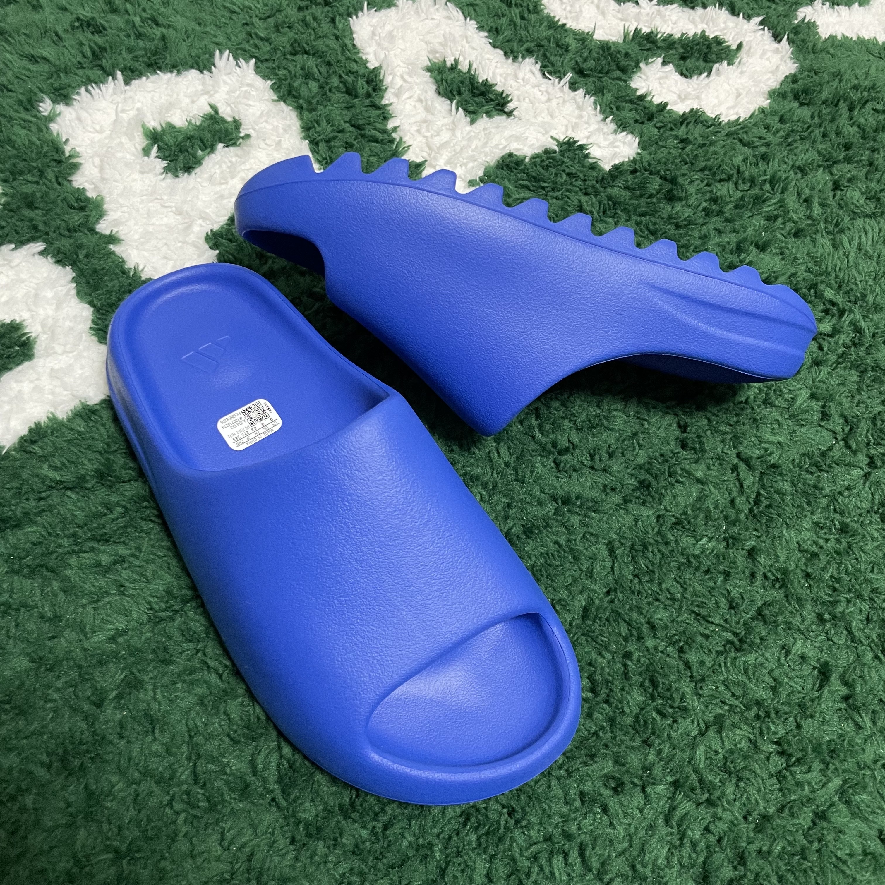 Adidas Yeezy Slide Azure 착용 스타일 - 2