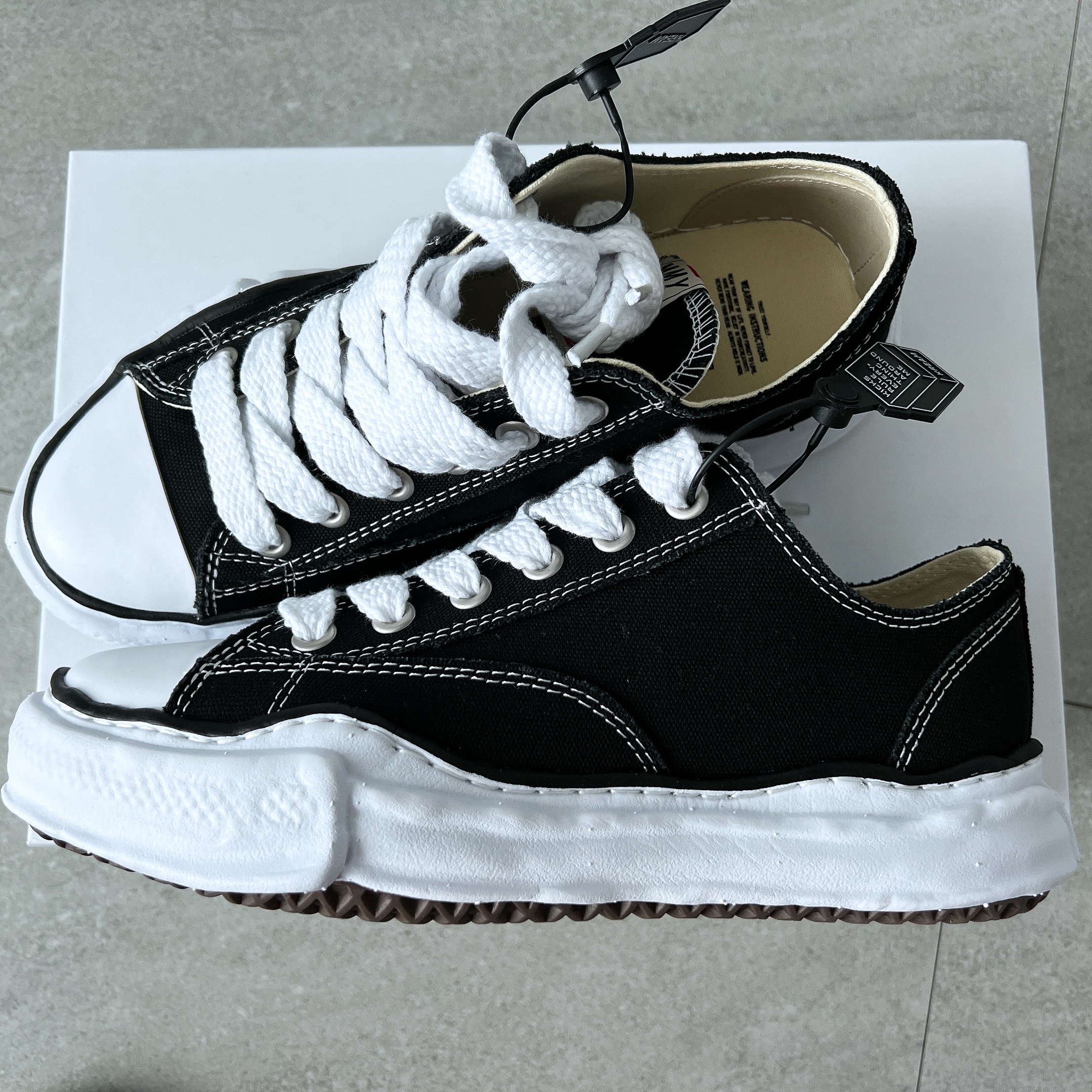 Maison Mihara Yasuhiro Peterson OG Sole Canvas Low Sneakers Black 착용 스타일