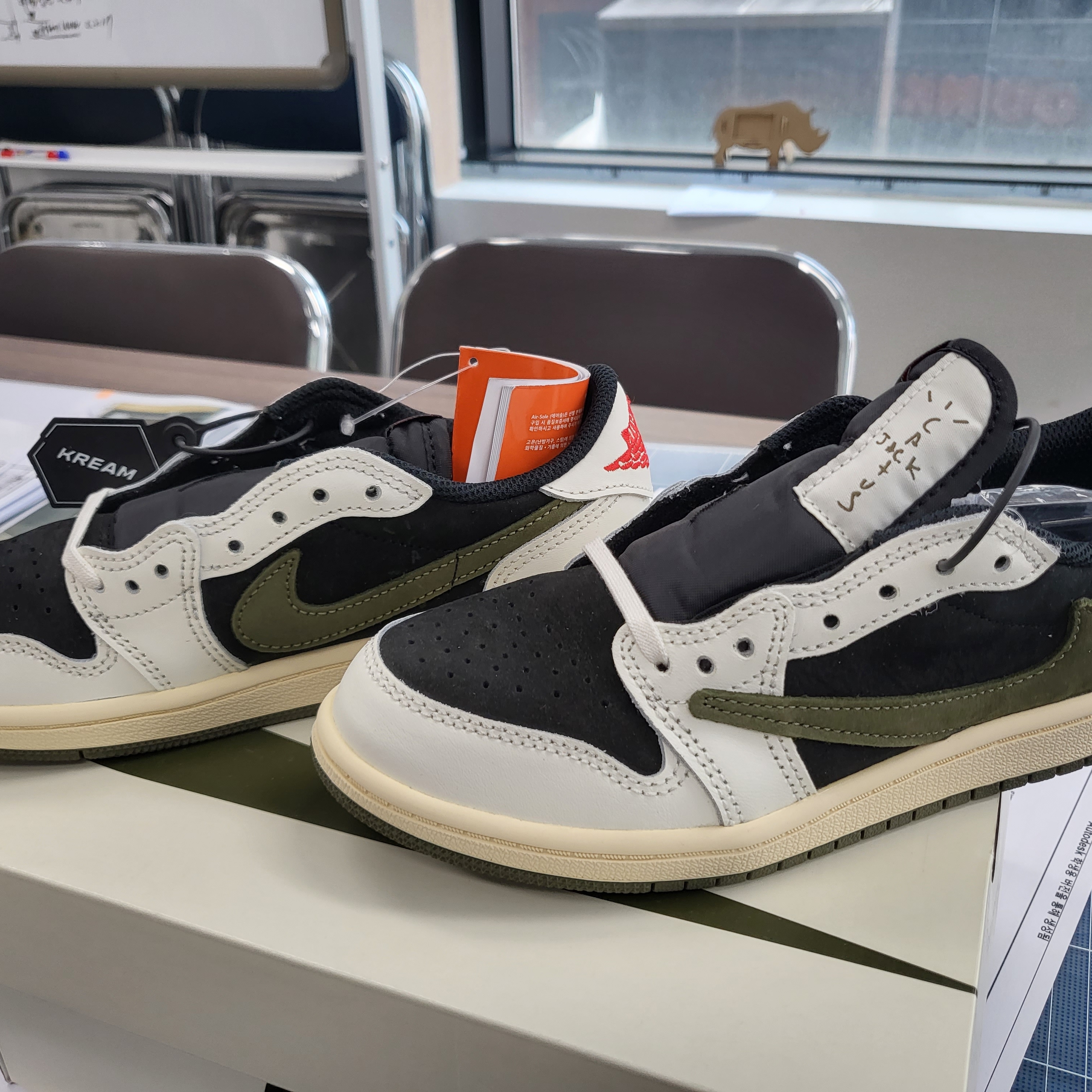 (PS) Jordan 1 x Travis Scott Retro Low OG SP Medium Olive 착용 스타일