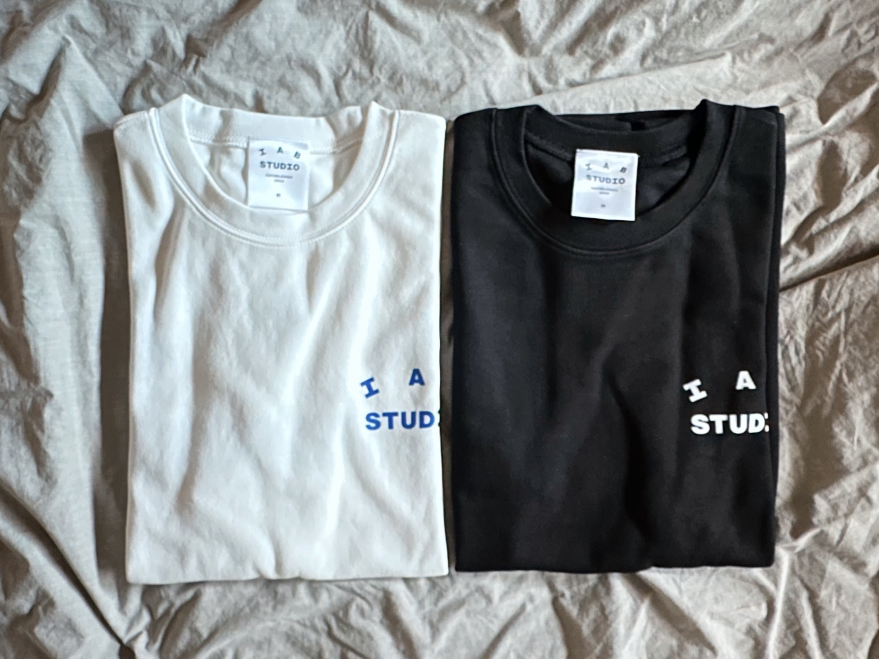 IAB Studio 10th Anniversary T-Shirts Pack White & Black (2 Pack) 착용 스타일 - 2
