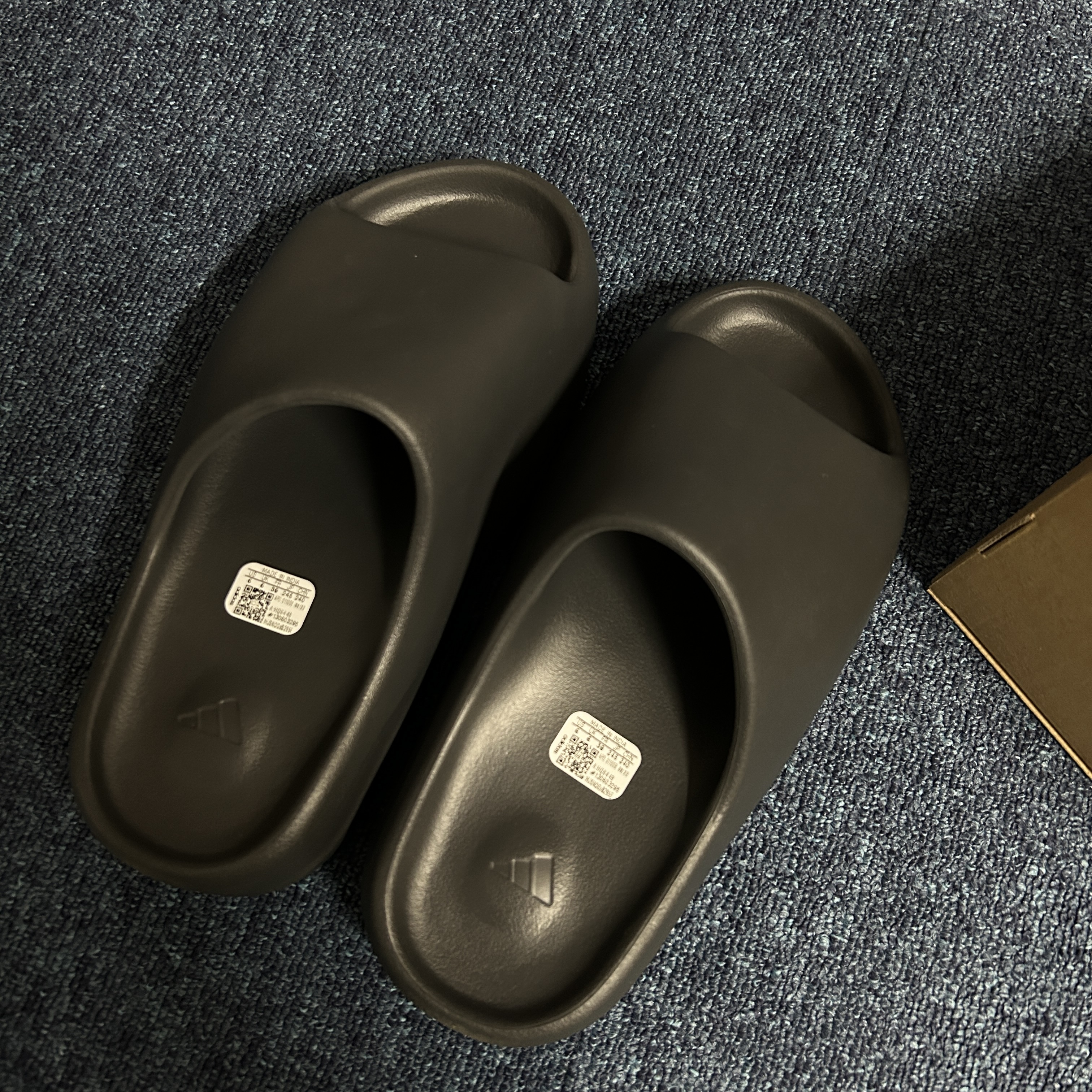 Adidas Yeezy Slide Onyx 착용 스타일 - 2