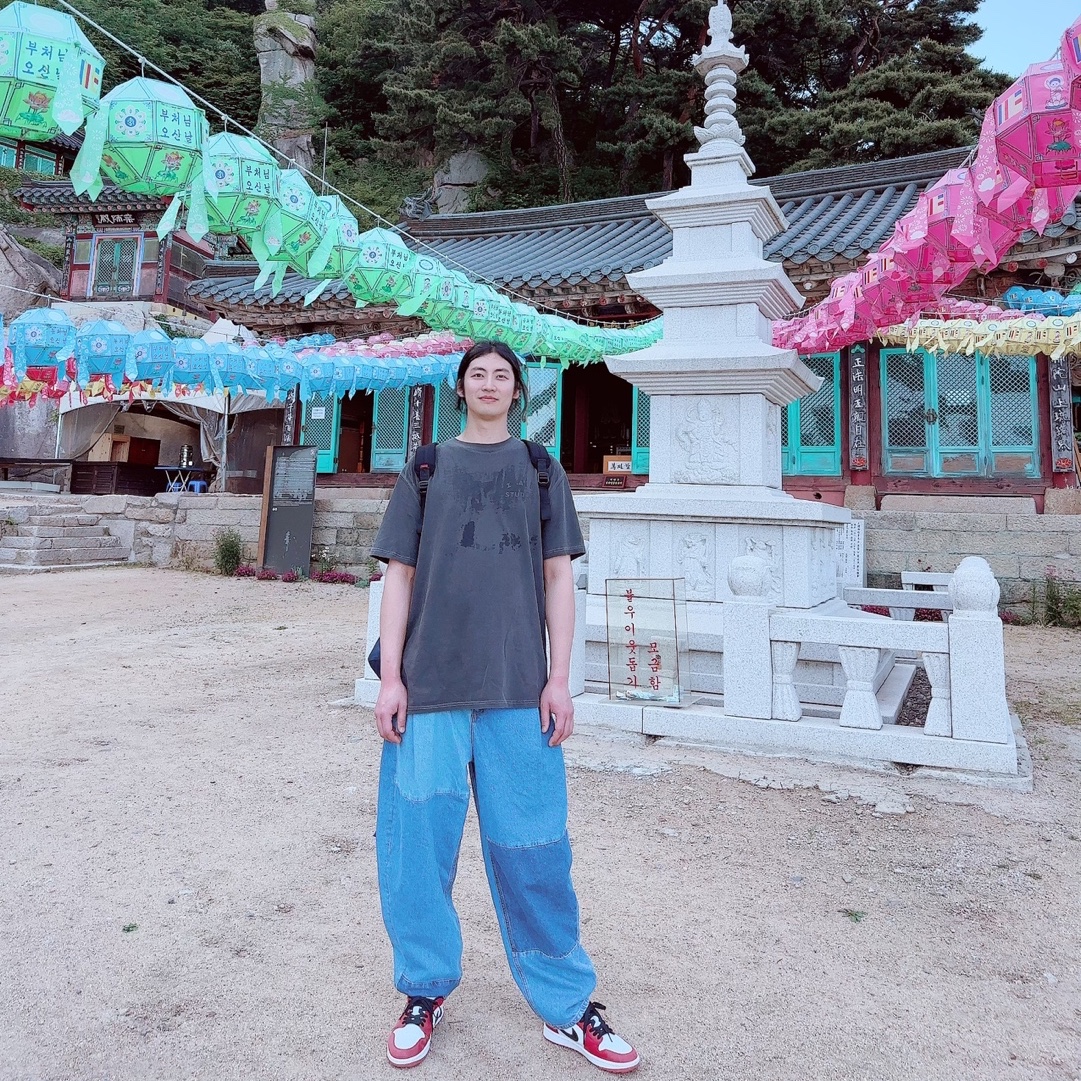 슈프림 캔버스 백팩 블랙, 아더에러 스탠딕 로고 캡 네이비 착용 스타일 - 3