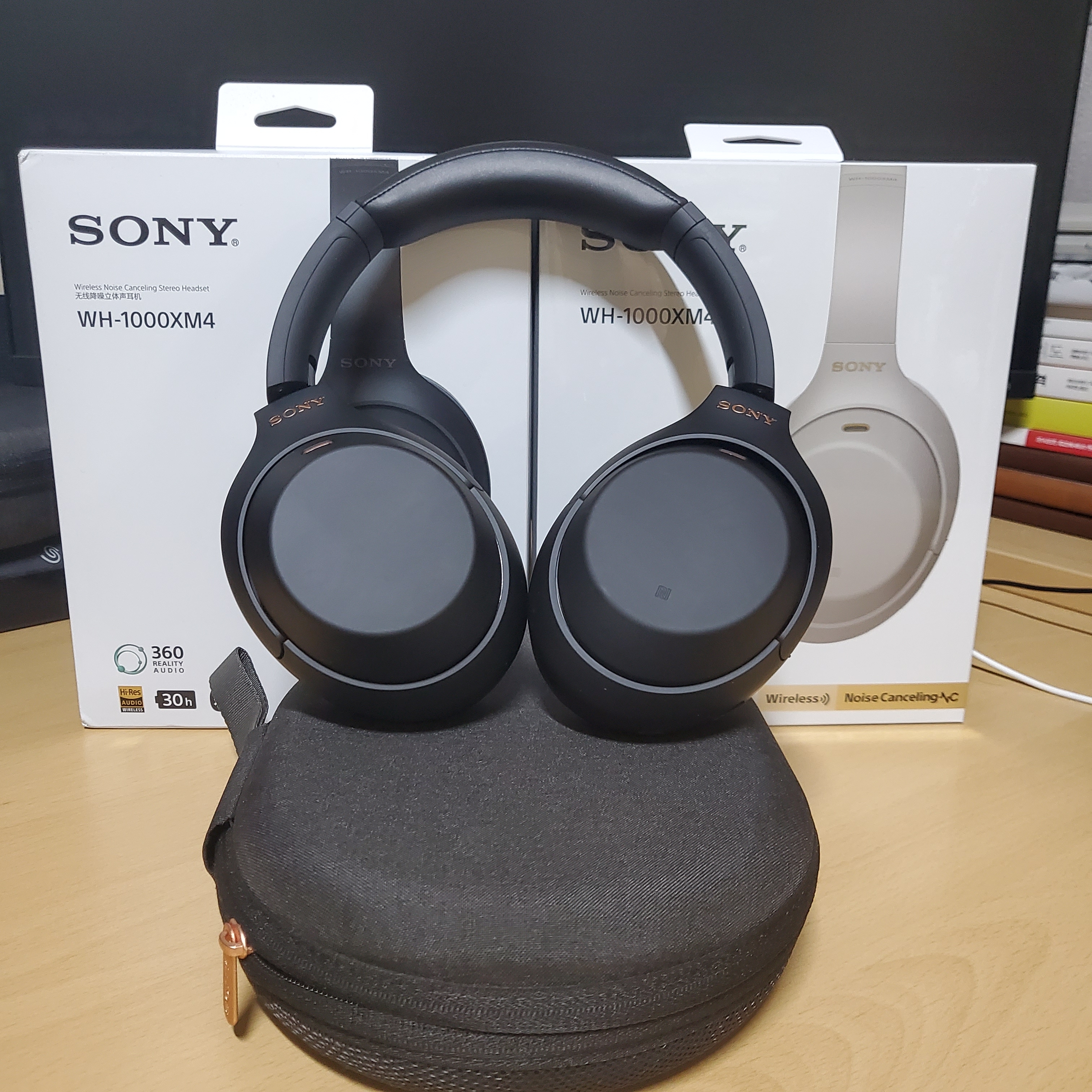 Sony WH-1000XM4 Platinum Silver (Korean Ver.), Sony WH-1000XM4 Black (Korean Ver.) 착용 스타일 - 2