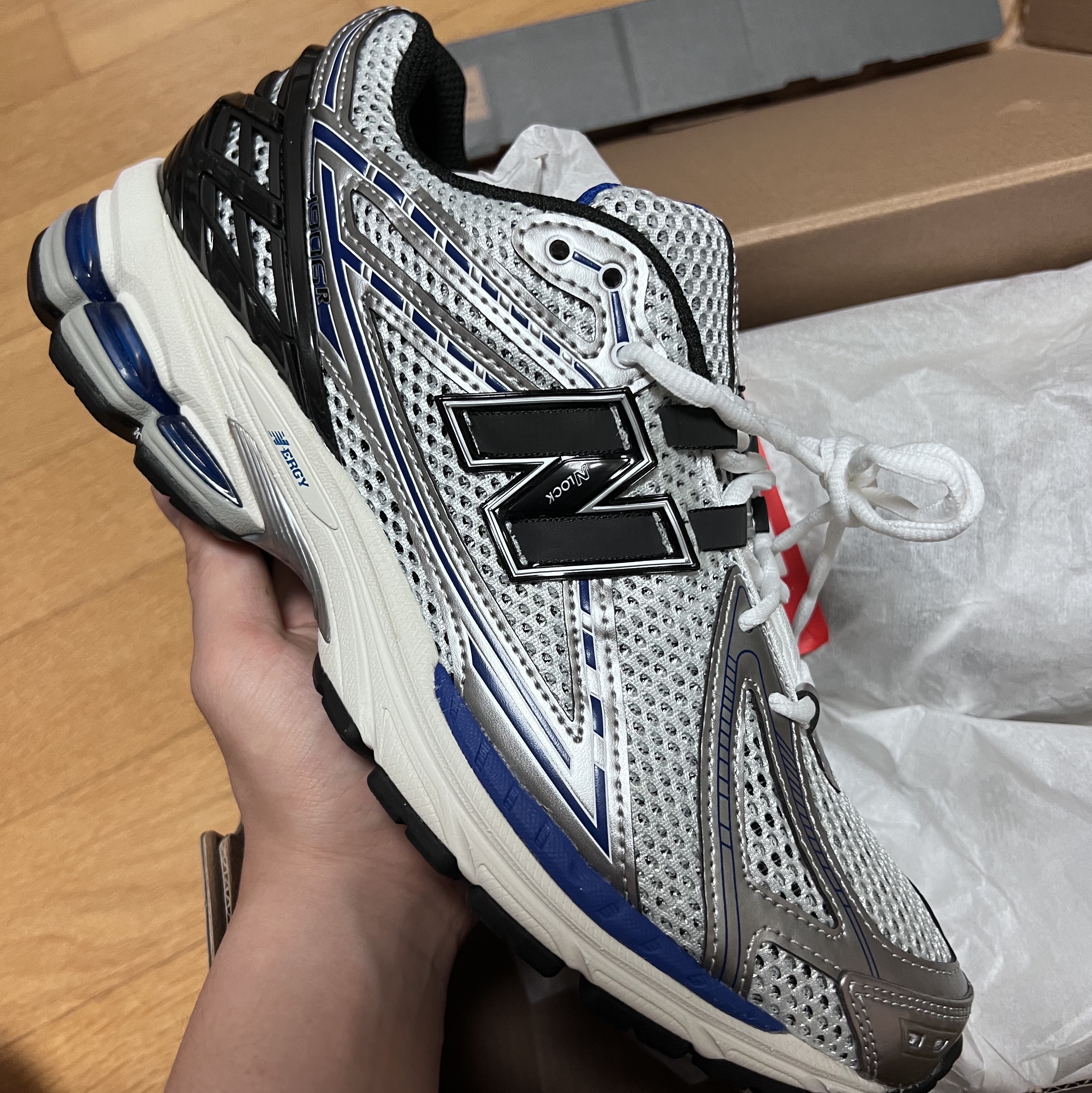 New Balance 1906R Silver Metallic 착용 스타일