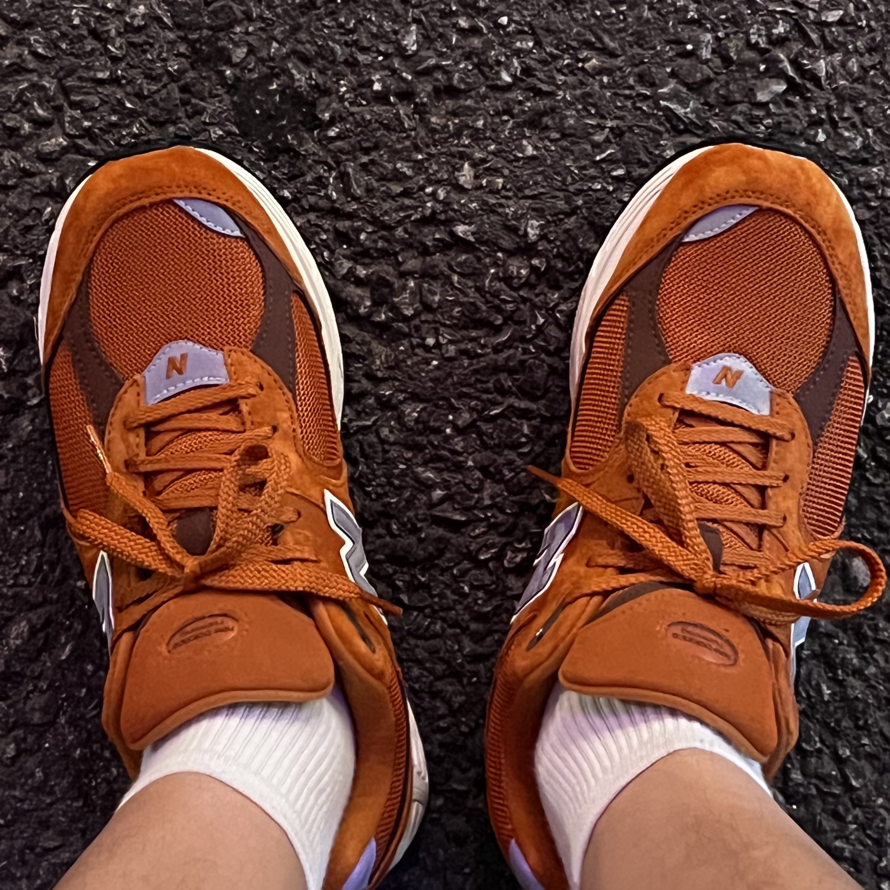 New Balance 2002R Rust Oxide 착용 스타일 - 2