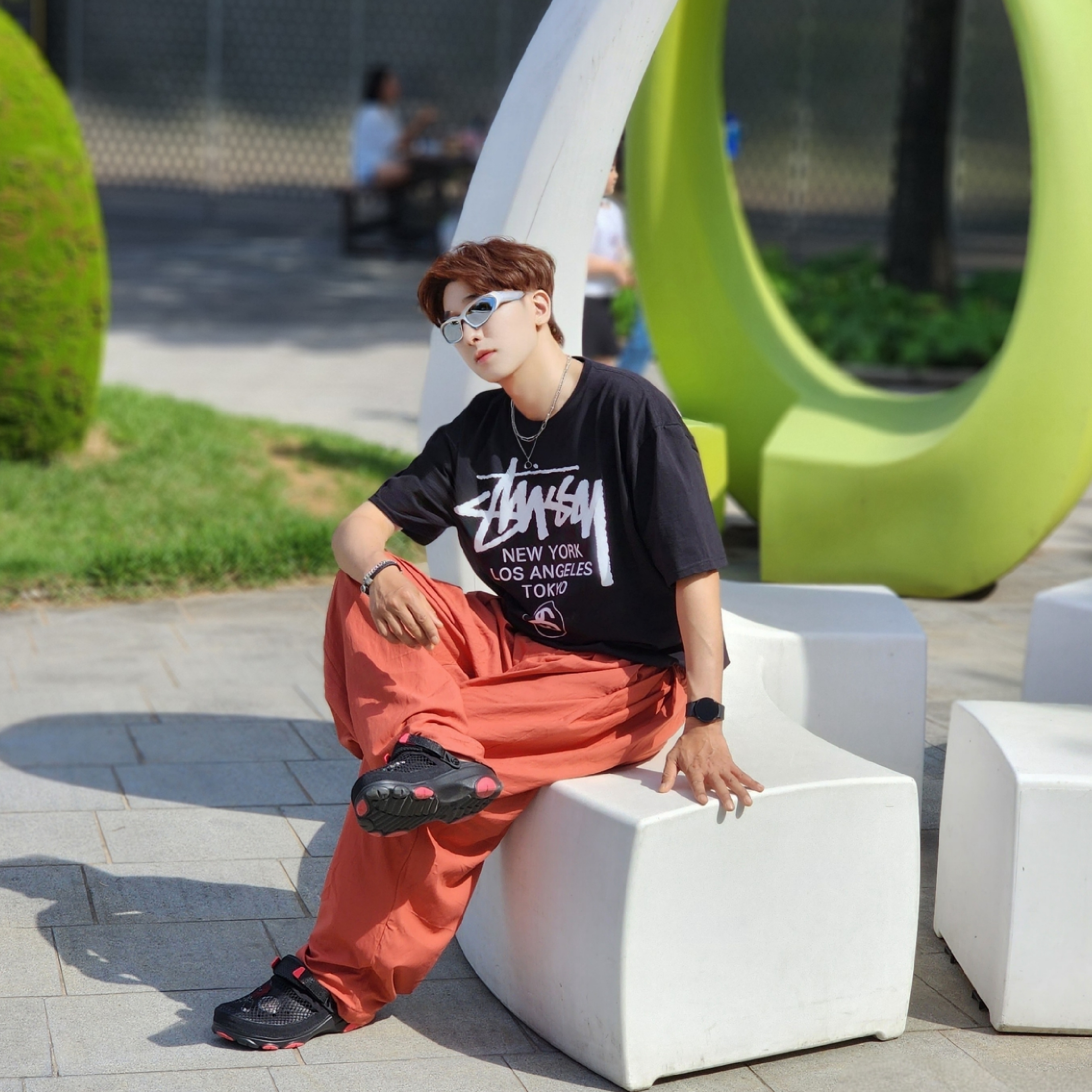 Stussy World Tour T-Shirt Black, Crocs x Staple Classic All Terrain Clog Black 착용 스타일 - 3