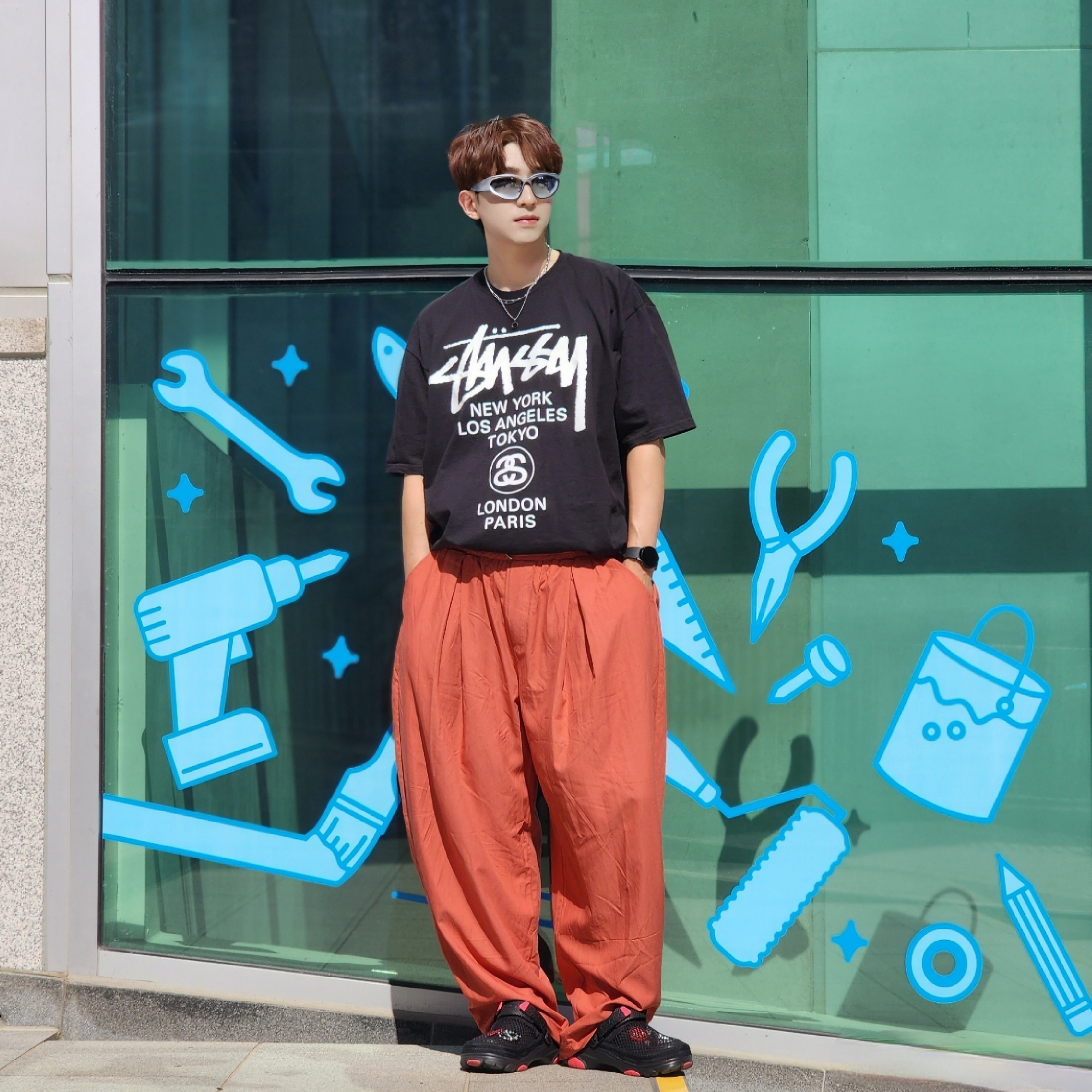 Stussy World Tour T-Shirt Black, Crocs x Staple Classic All Terrain Clog Black 착용 스타일 - 5