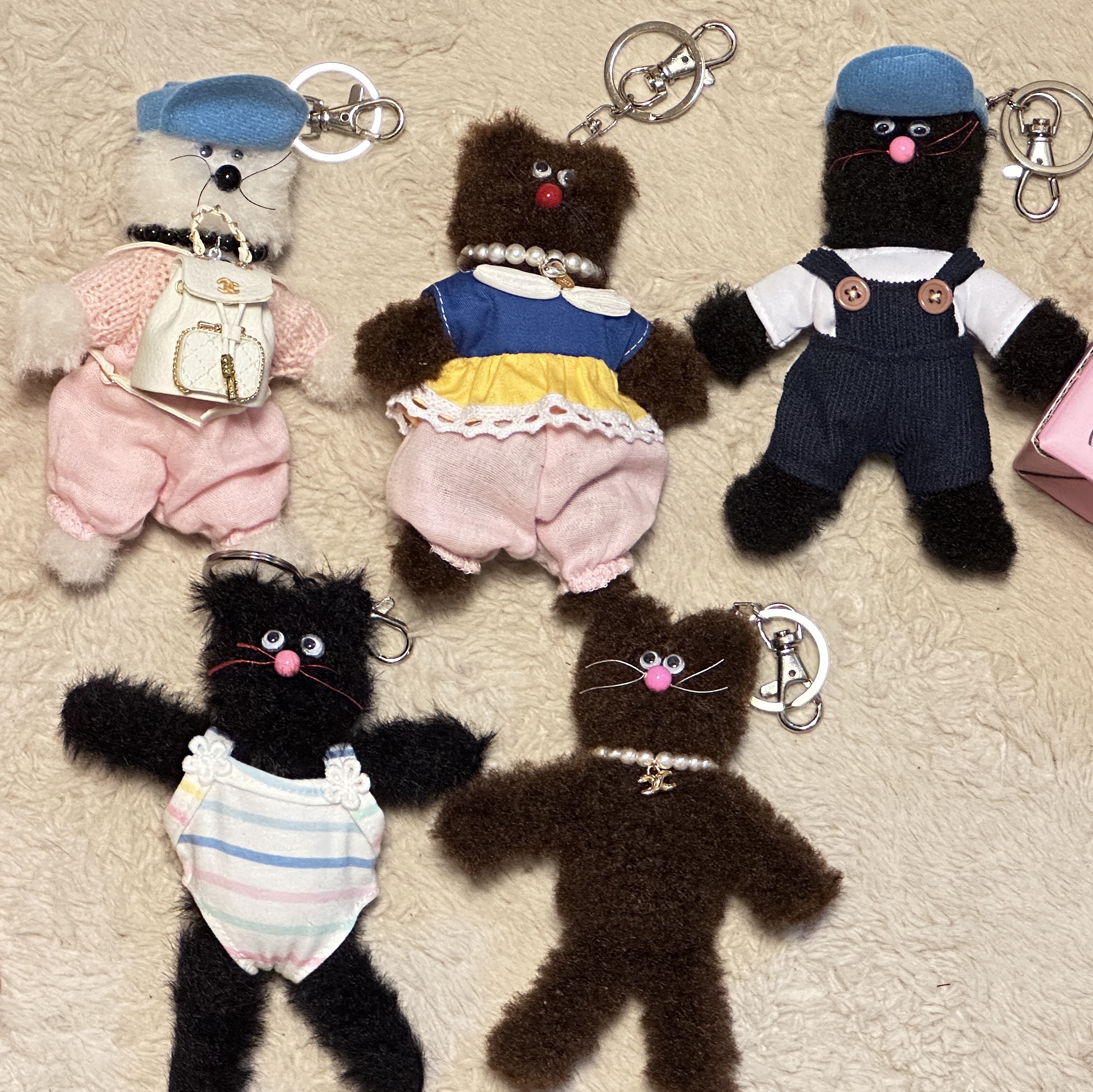 [KREAM 단독] Monamhee Creami Keyring Cream, Monamhee Beulpingi Keyring with White Pants Black 착용 스타일 - 1