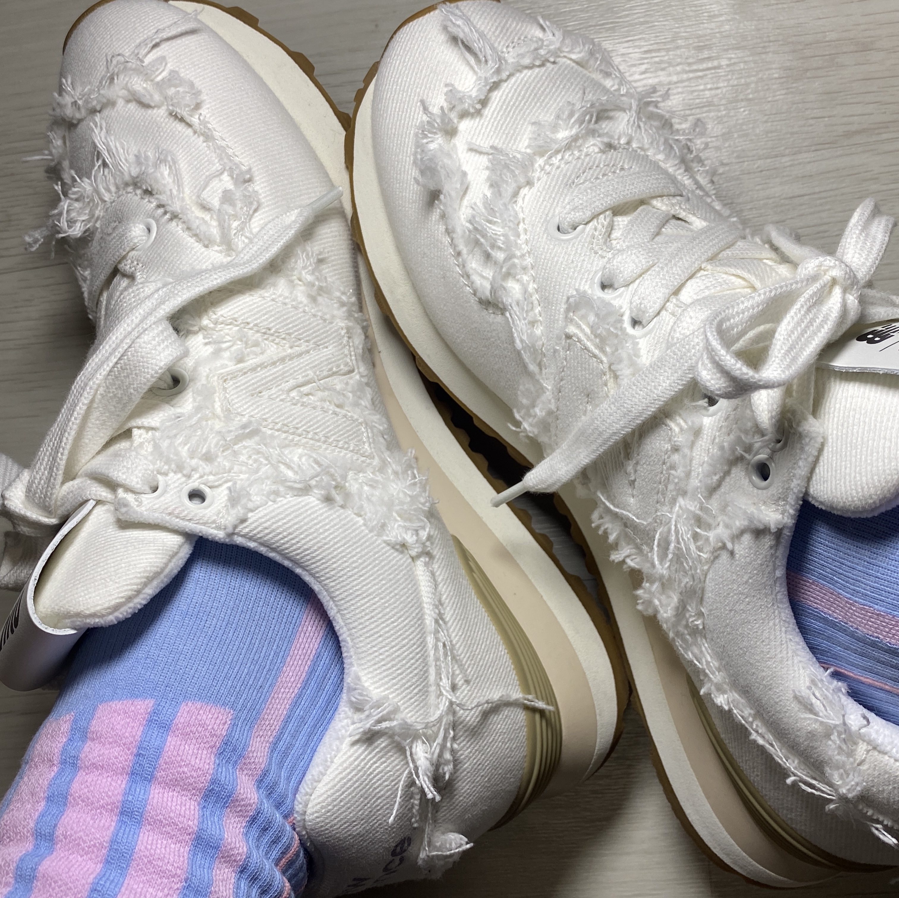 (W) New Balance x Miu Miu 574 Denim White 착용 스타일 - 3